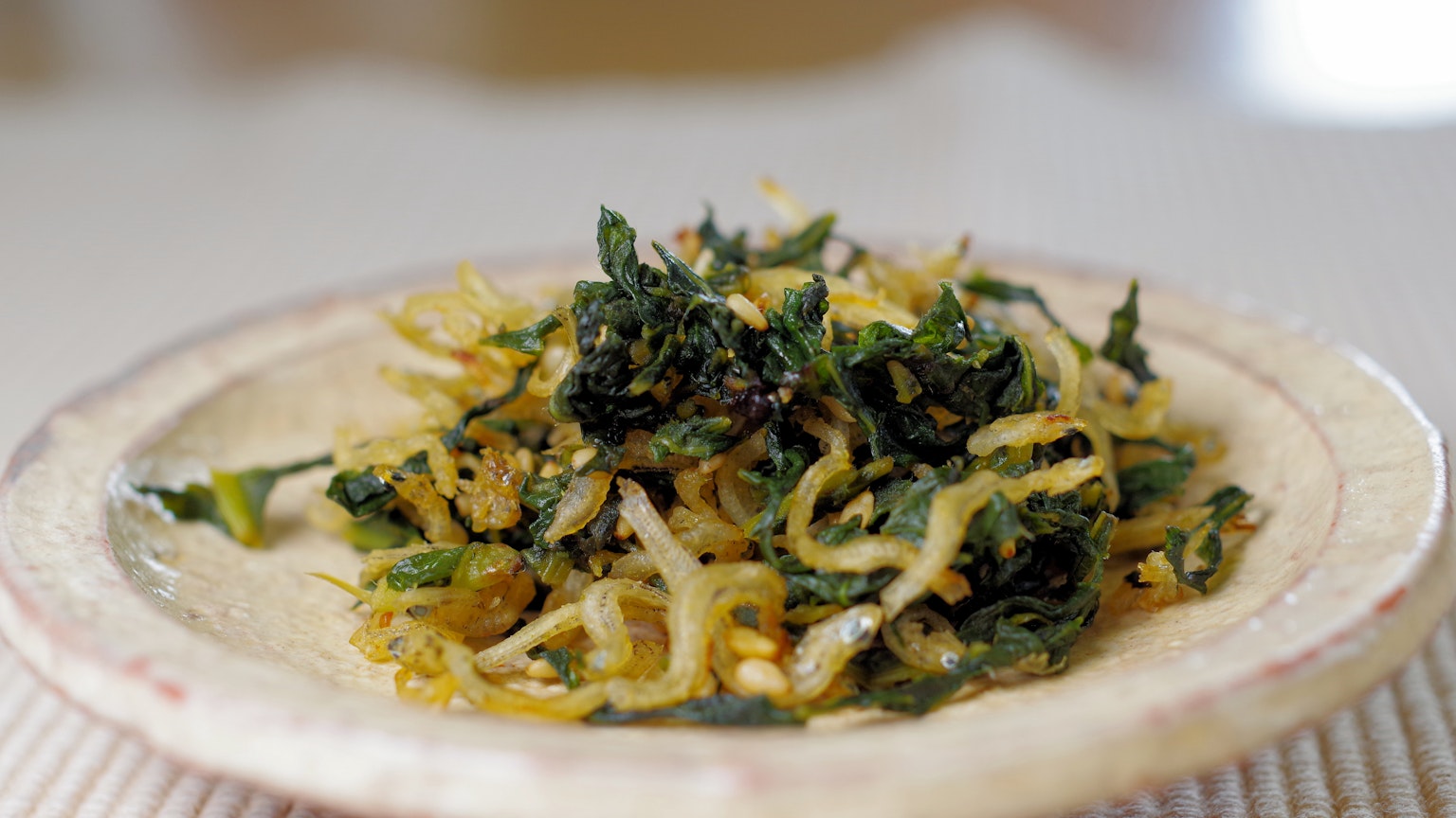 盤子上的綠色蔬菜和細麵條的菜餚