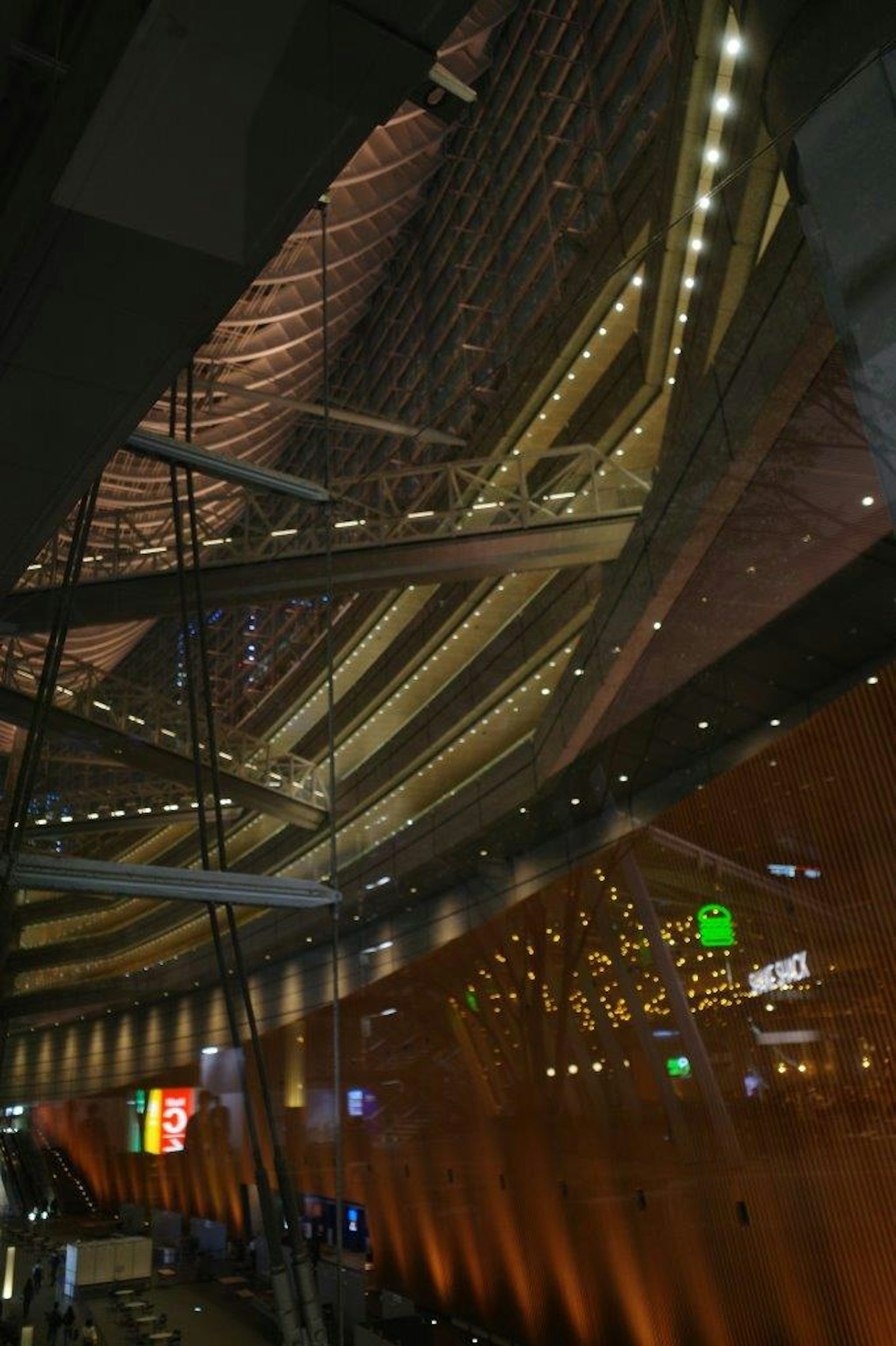 夜间内部建筑结构与灯光和反射