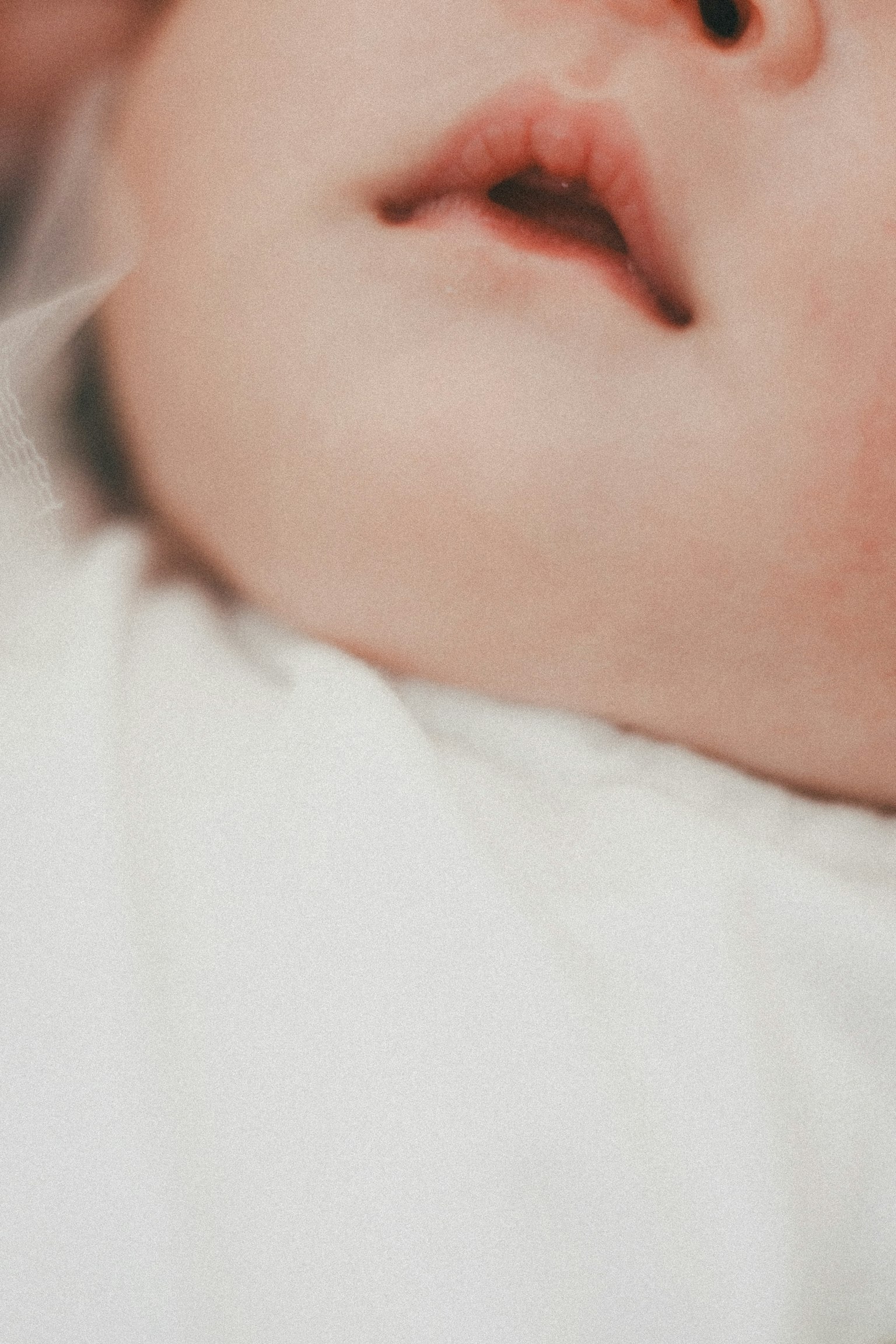 部分可見的嬰兒面孔特寫照片
