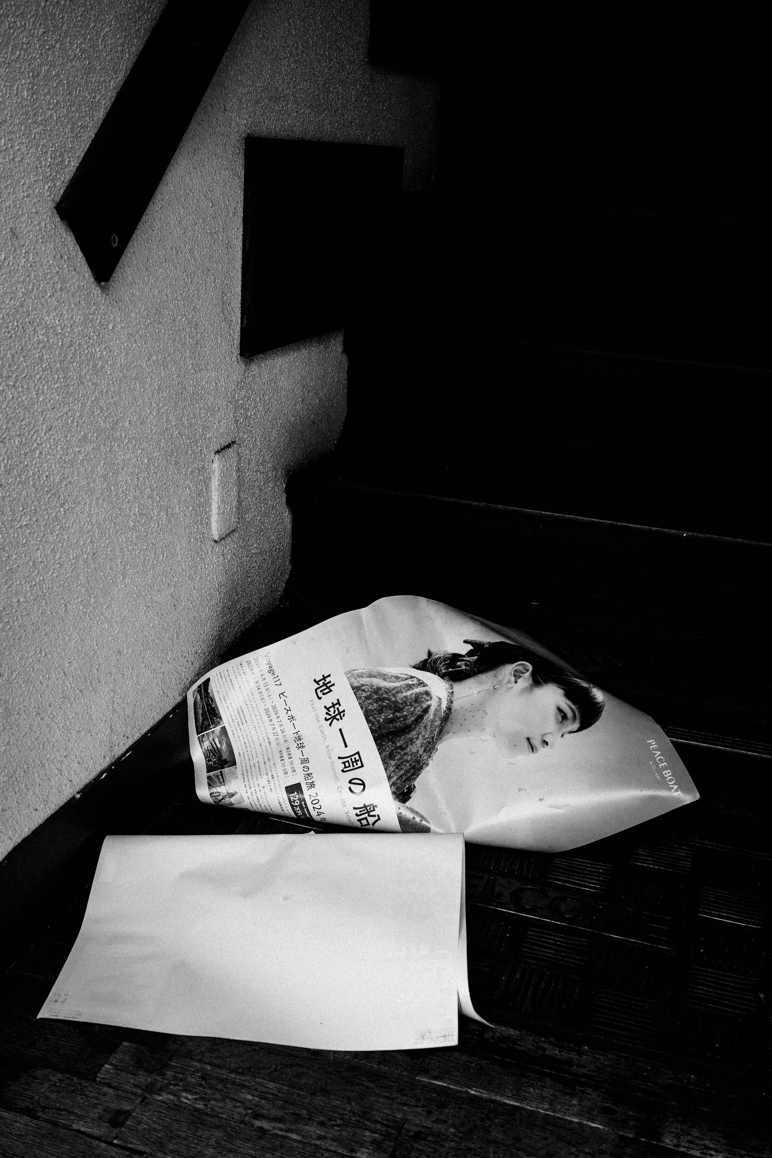 Póster en blanco y negro y papel blanco cerca de las escaleras