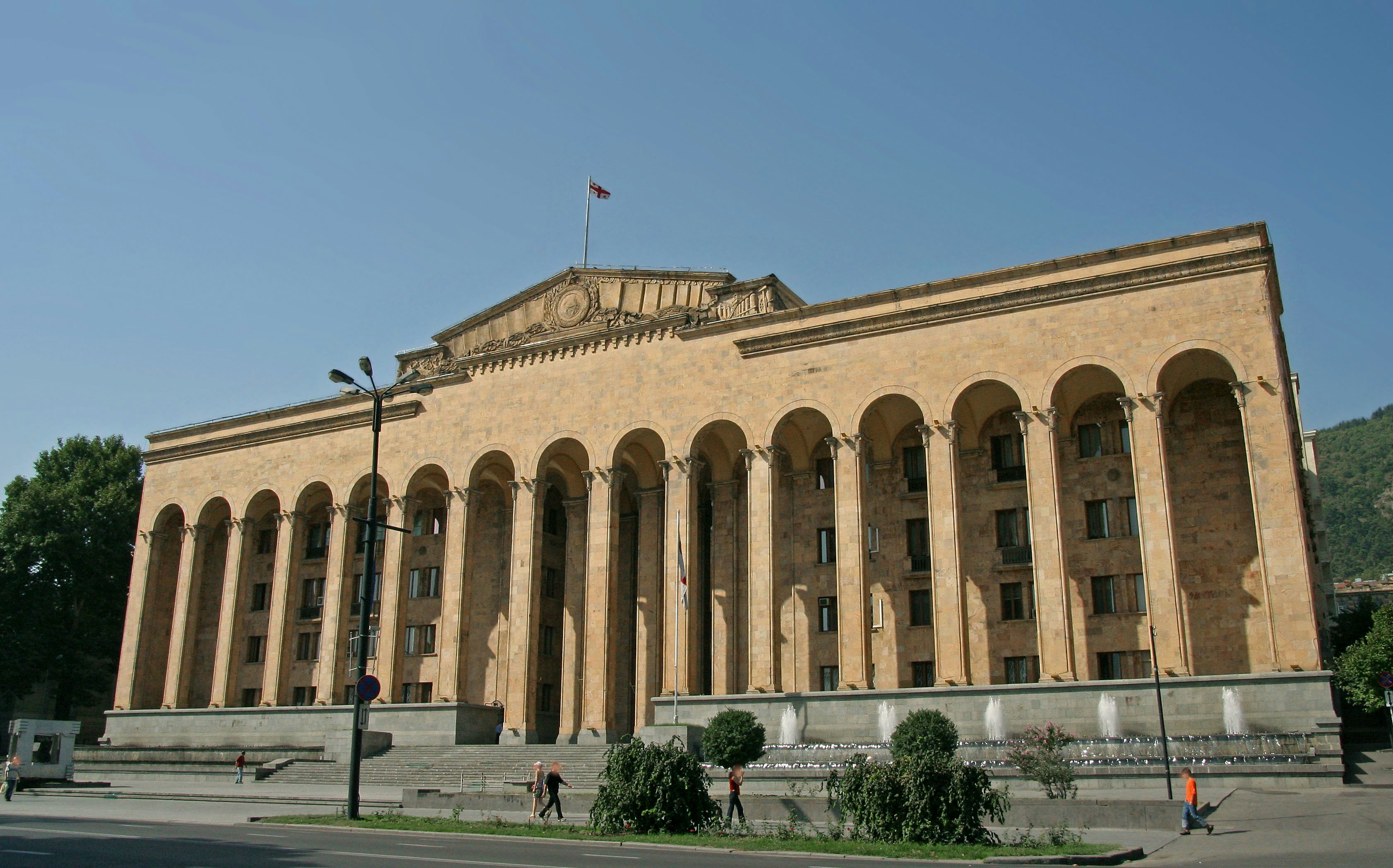 exterior de un gran edificio de piedra clásico