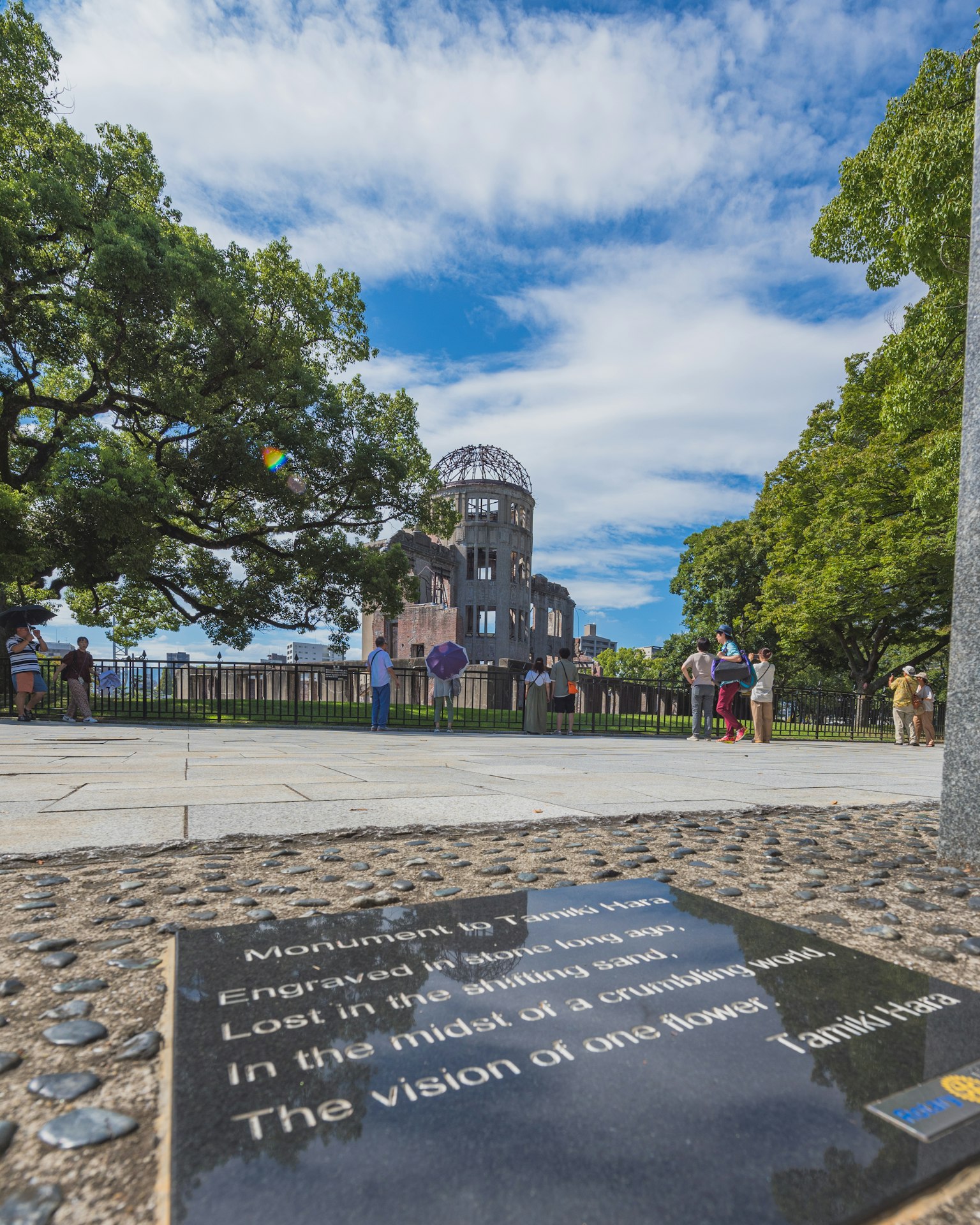Vue du parc mémorial de la paix de Hiroshima avec un monument et le dôme de la bombe atomique en arrière-plan