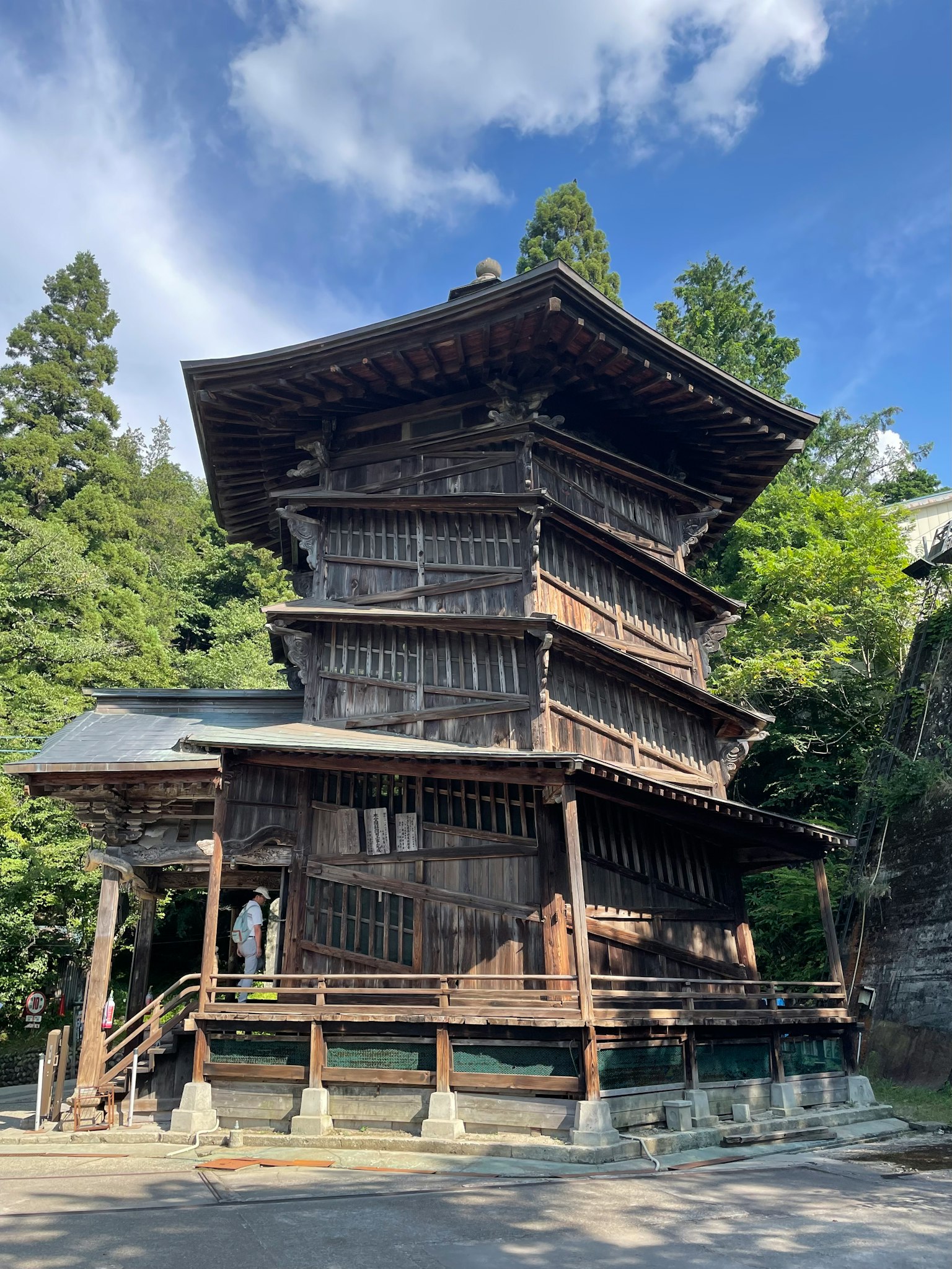 蓝天下的传统日本木建筑