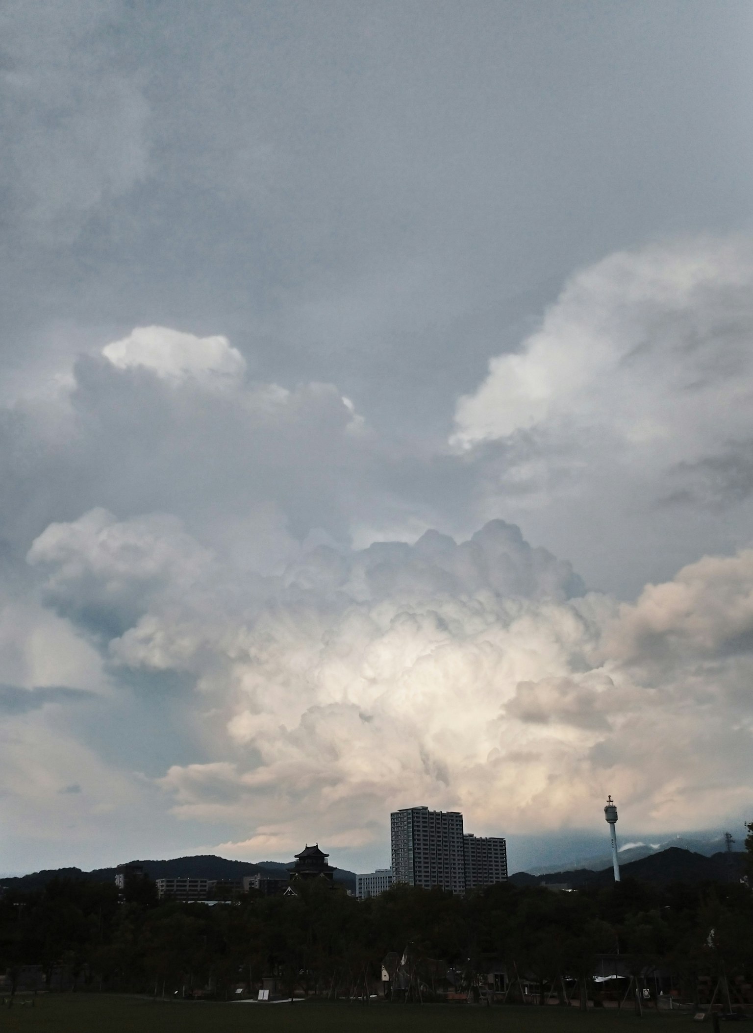 雲が広がる空と建物のシルエット