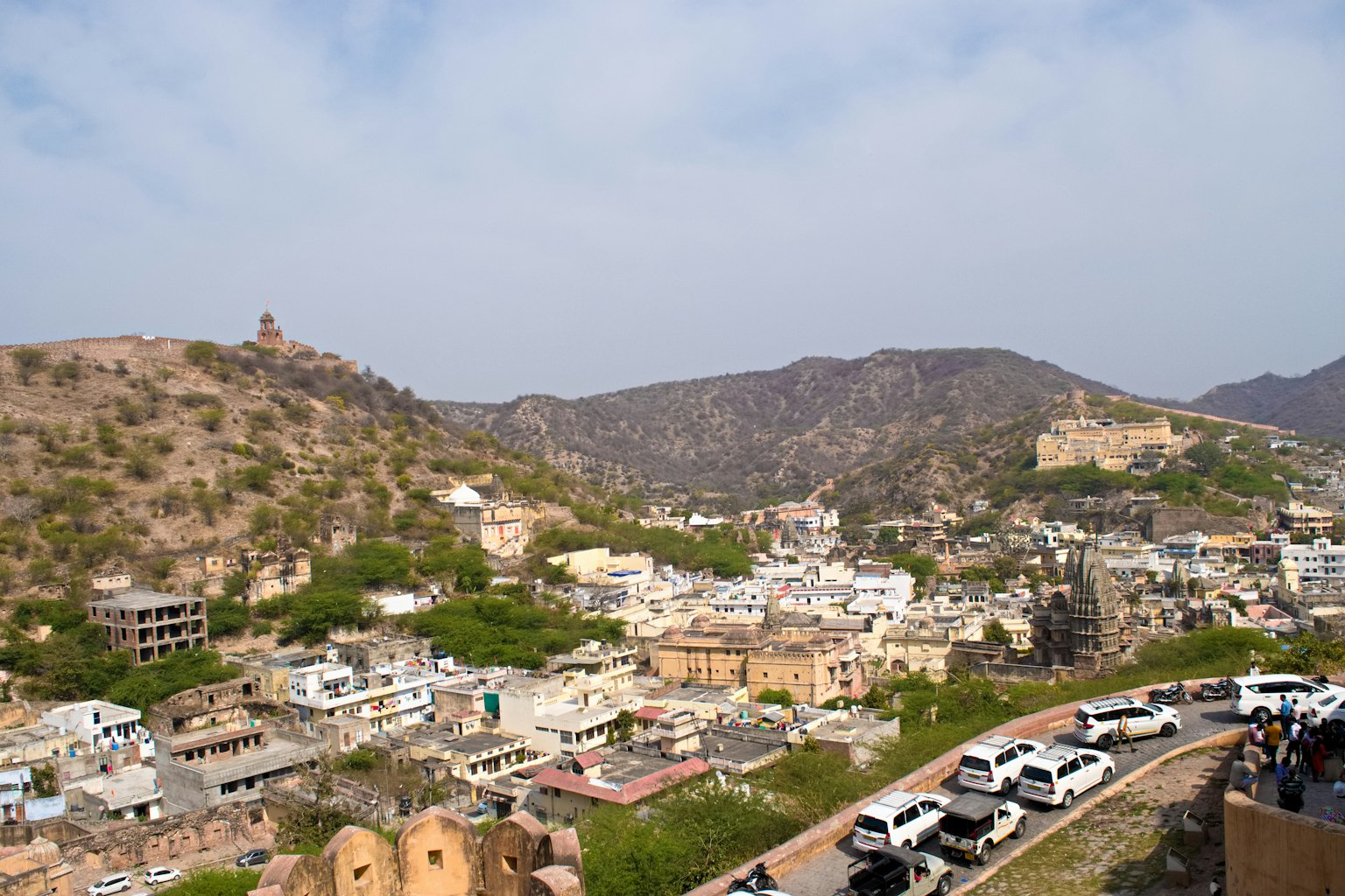 Vue panoramique de Jaipur Rajasthan avec des collines maisons traditionnelles et voitures garées