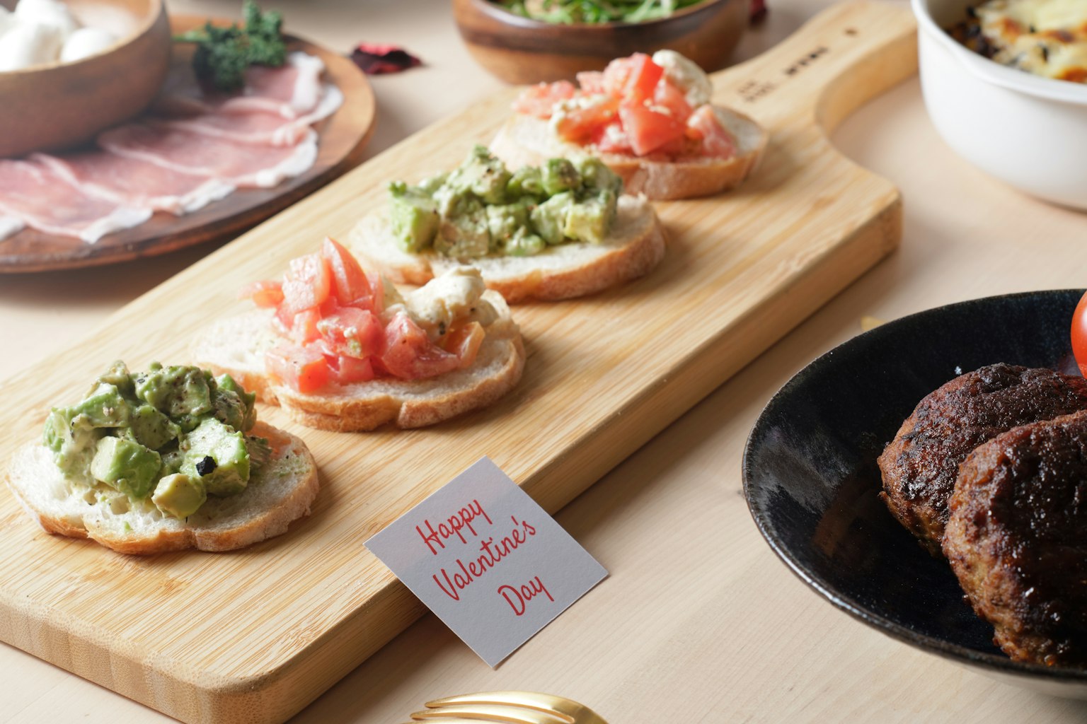 Una scena da tavolo con antipasti su un tagliere di legno con toast e prosciutto