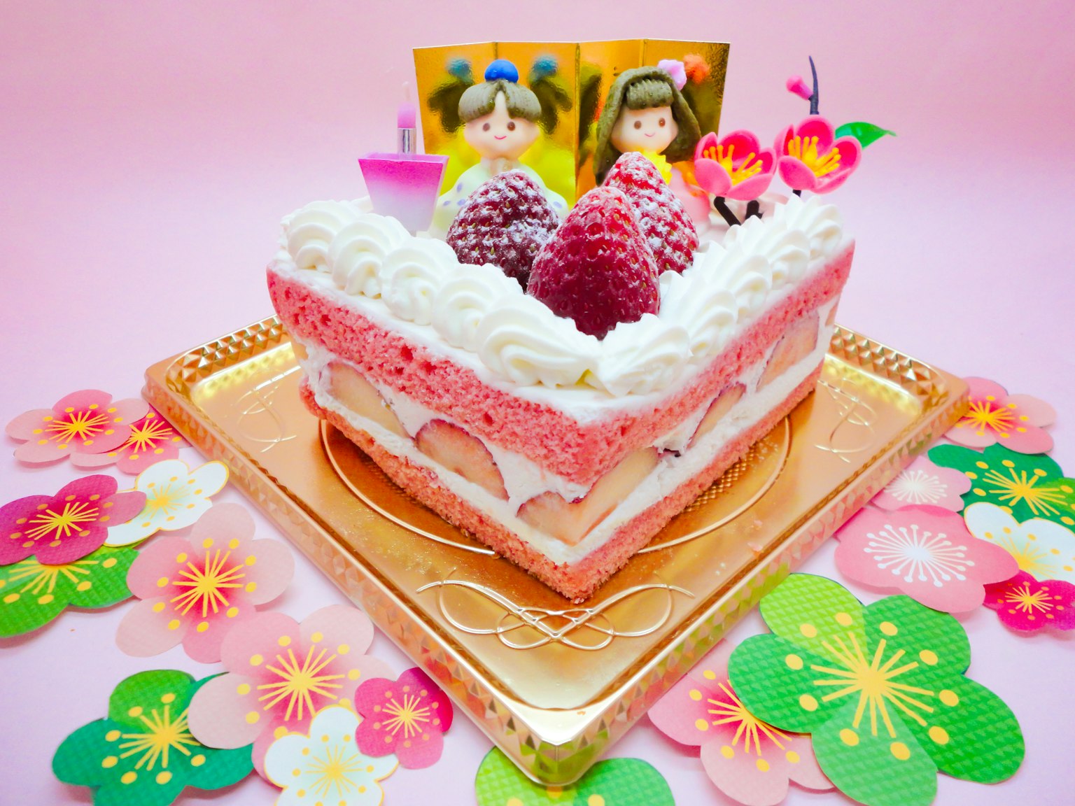 Pastel bonito para celebrar el Festival de las Muñecas con decoraciones