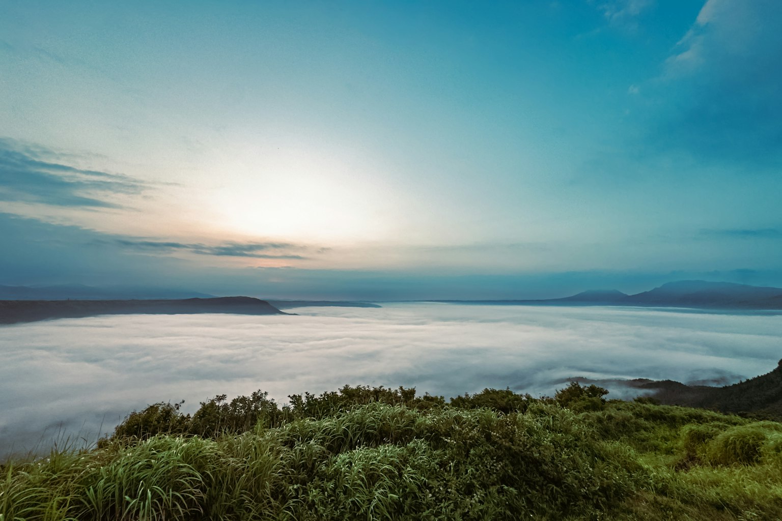 青い空と霧に覆われた風景の美しい眺め