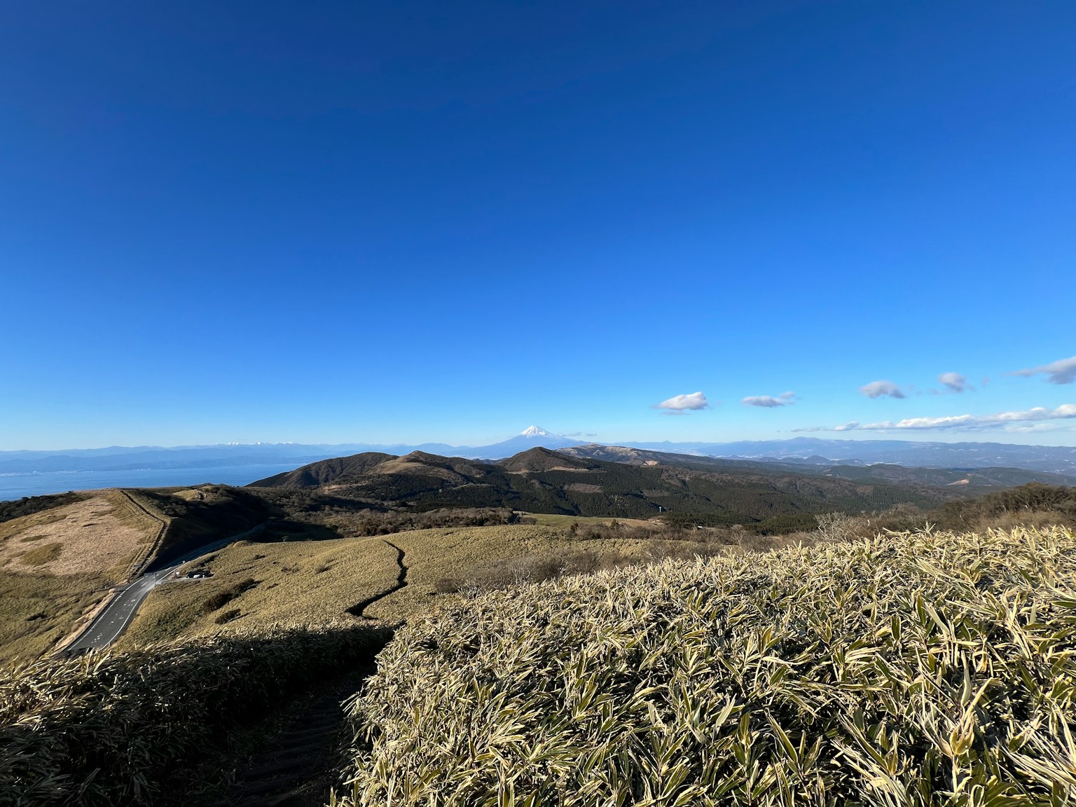 清澈藍天下的廣闊山脈全景