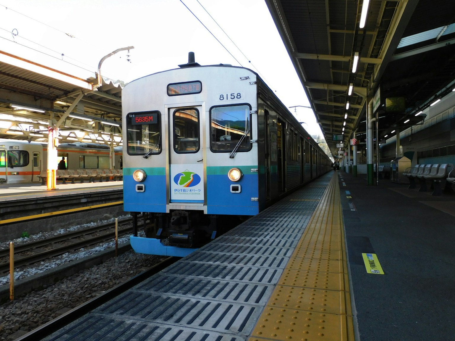 รถไฟสีน้ำเงินและสีขาวที่สถานี
