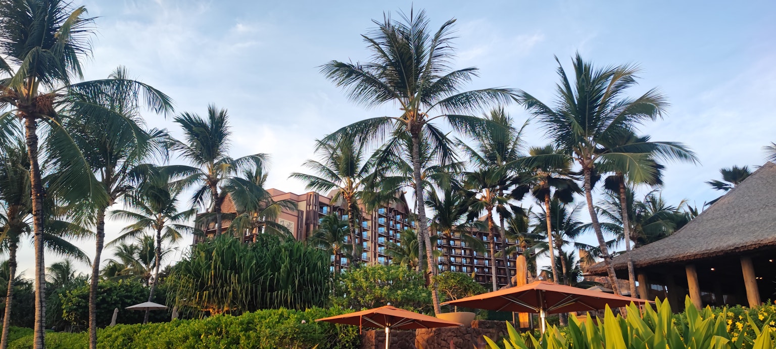 Paisaje tropical con palmeras y un hotel de lujo