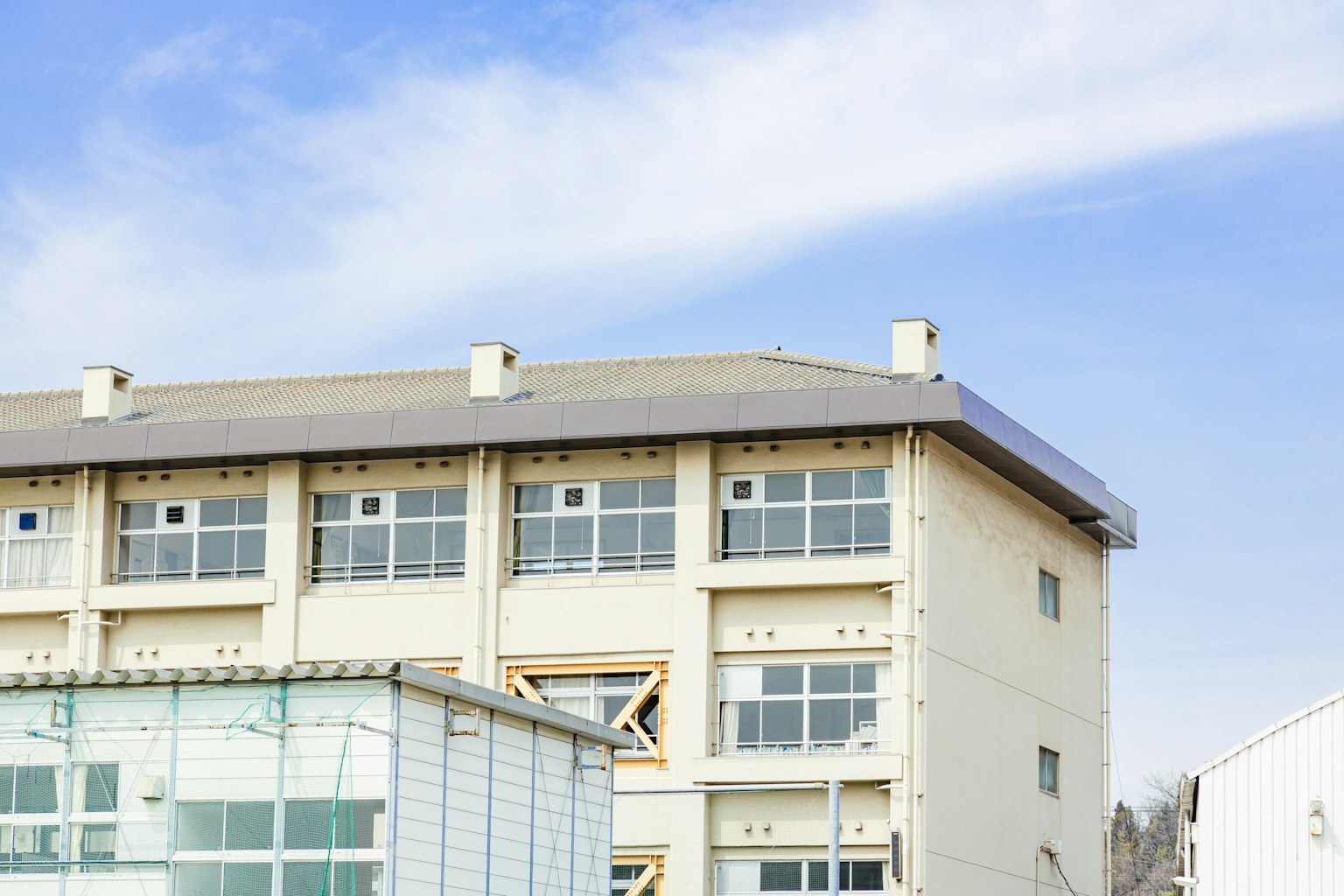 Vista exterior de un edificio blanco bajo un cielo azul