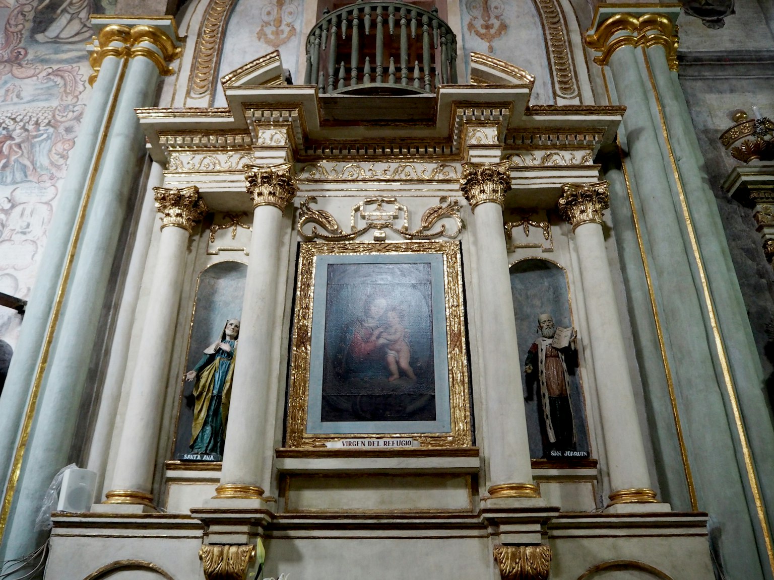 Autel magnifiquement décoré avec une peinture dans une église