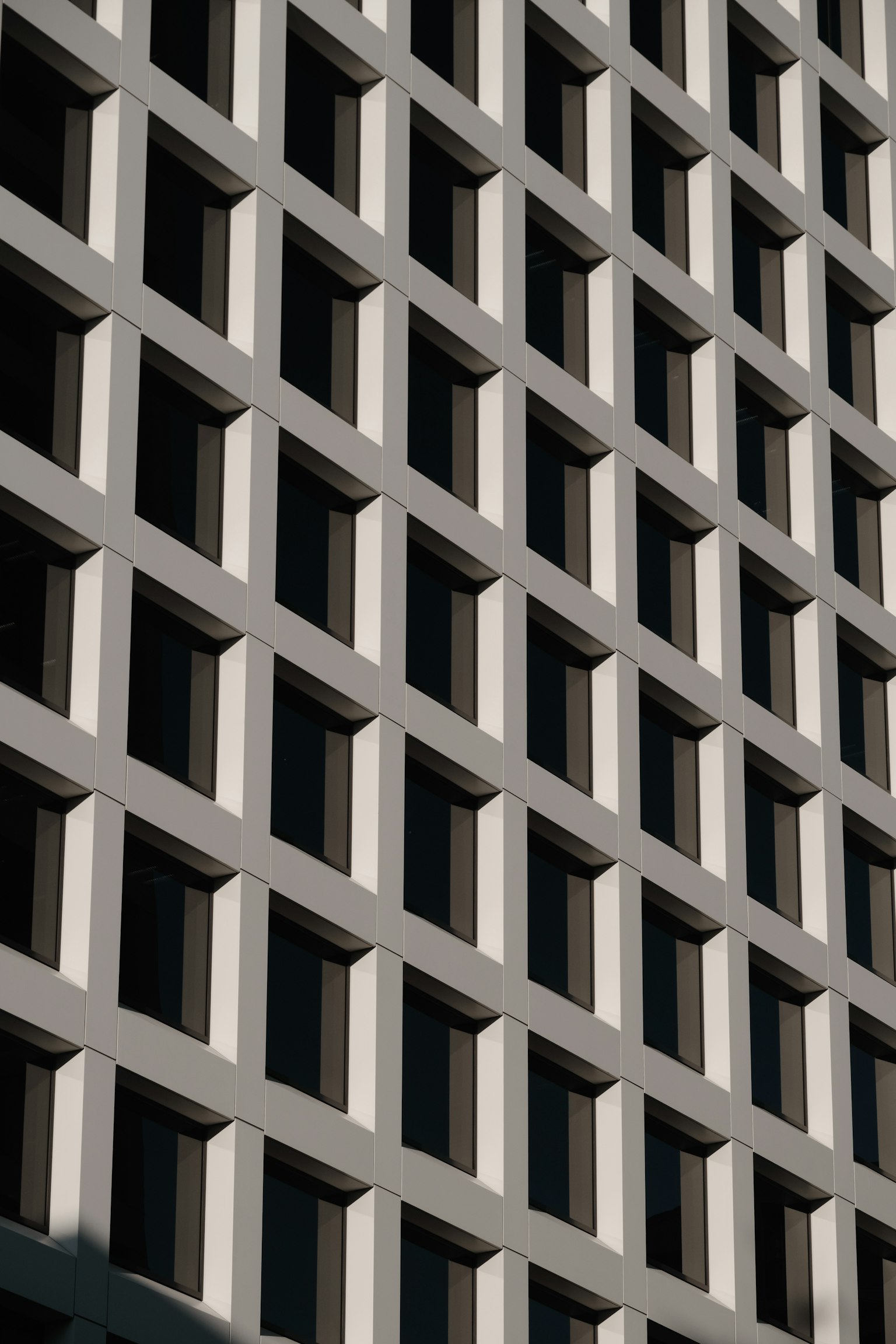 Motif de fenêtres carrées sur une façade de bâtiment