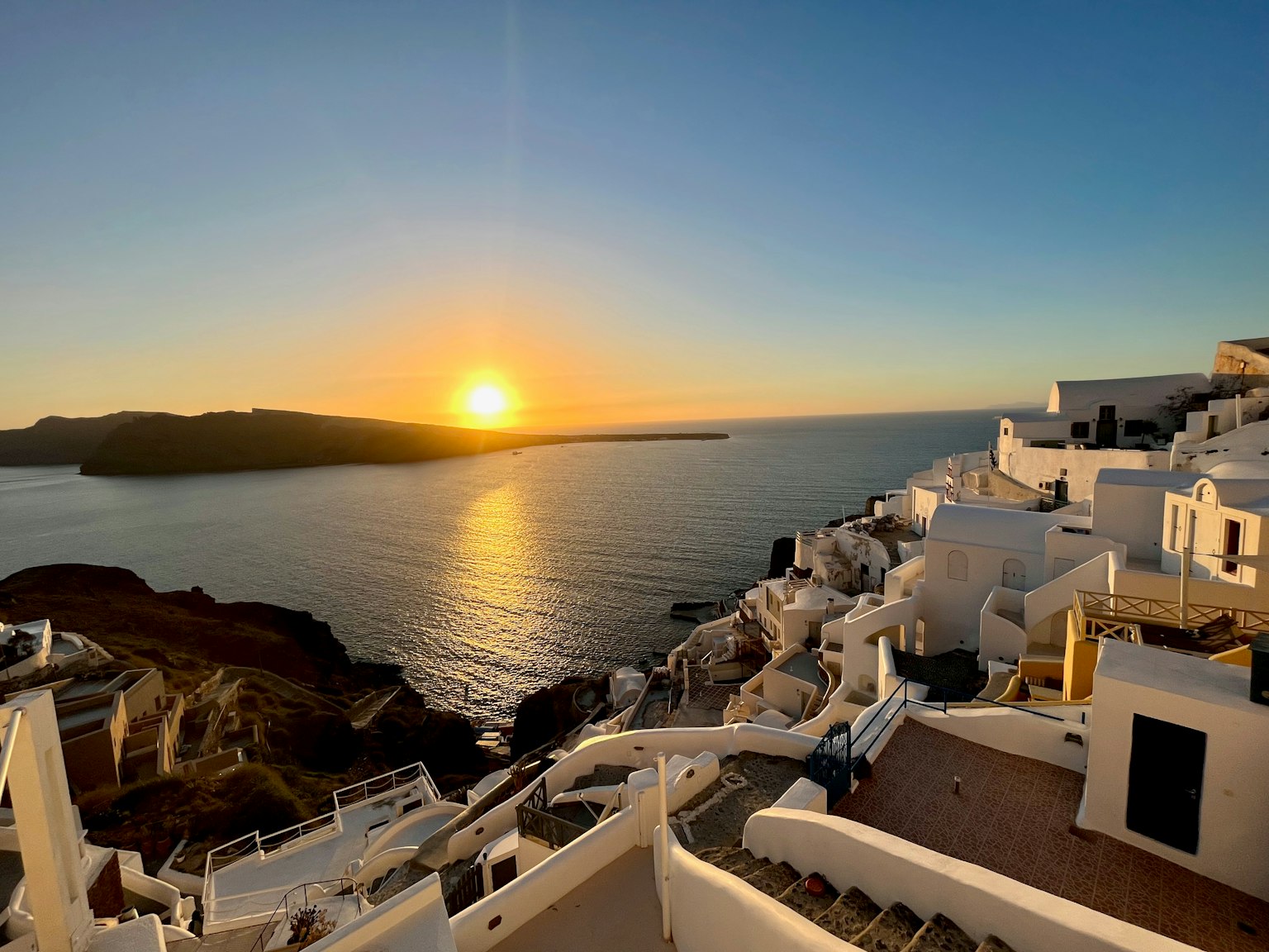Magnifique coucher de soleil sur Santorin avec des bâtiments blancs