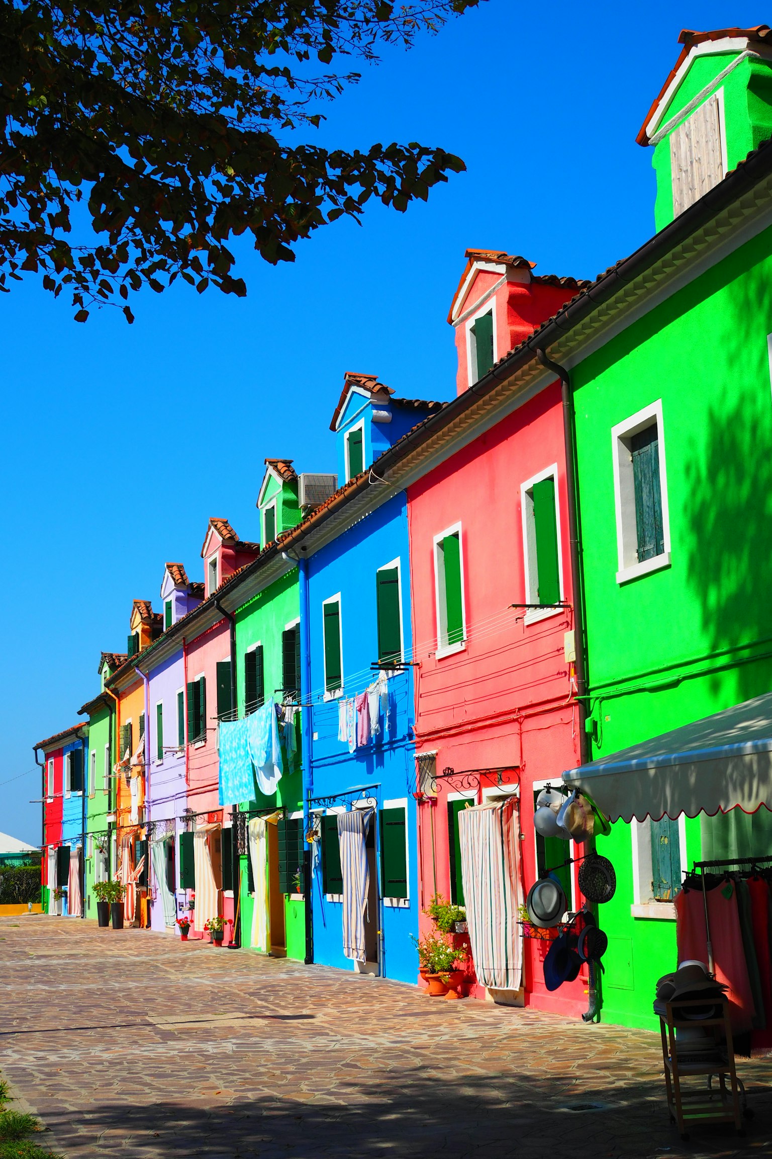 Casas coloridas a lo largo de la calle de la isla de Burano