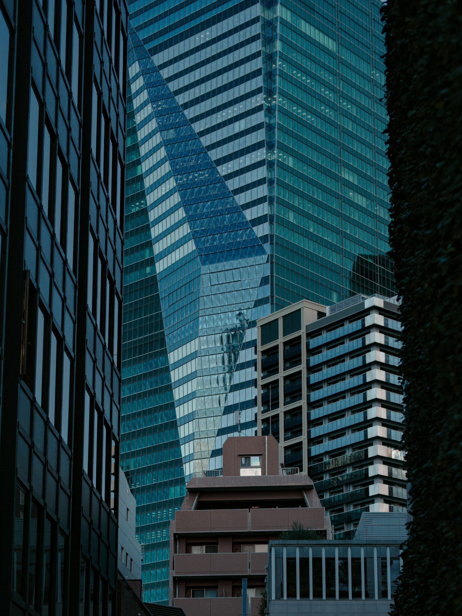 Riflessioni di vetro e design geometrico degli edifici visti tra i grattacieli