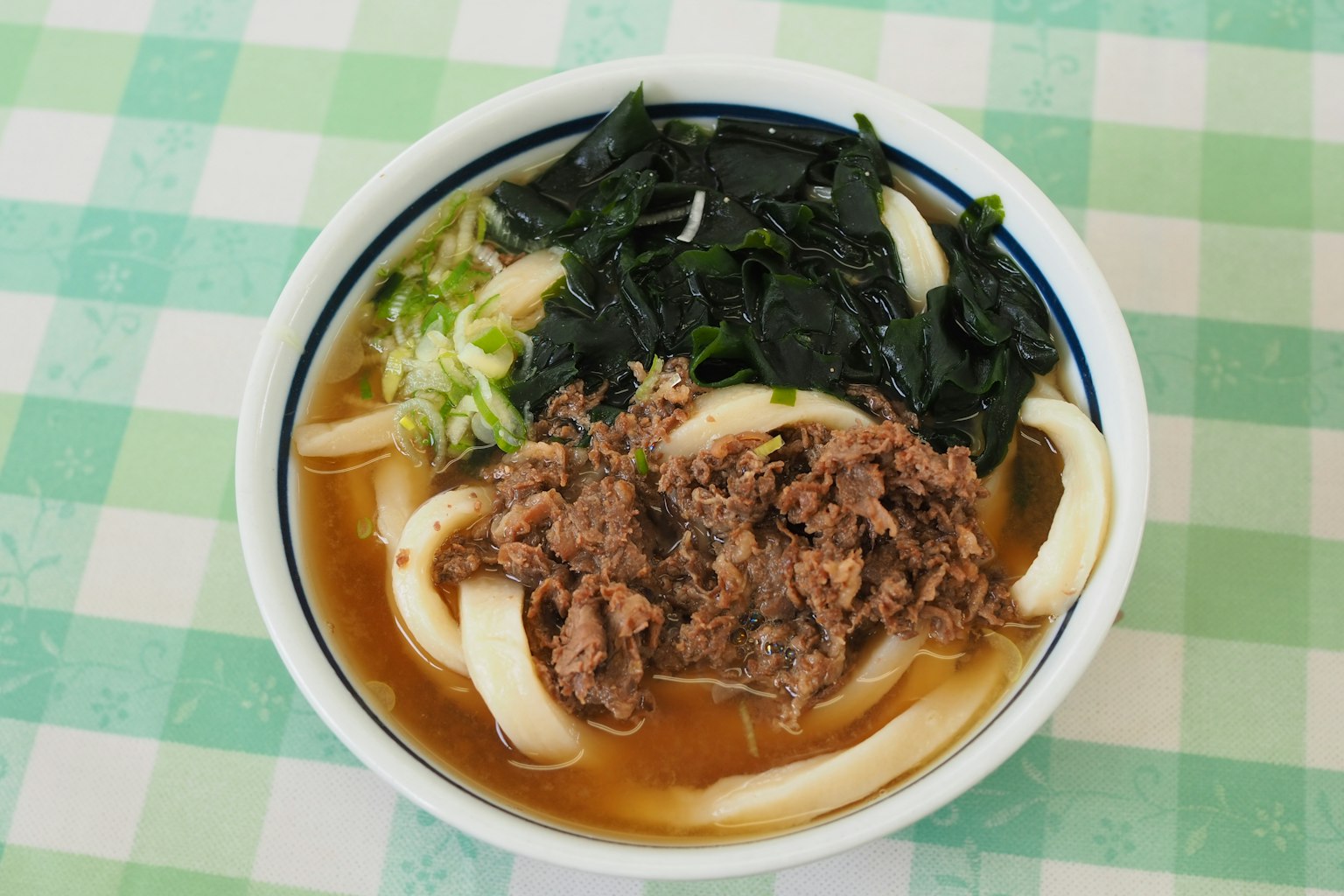 Tazón de fideos udon con carne y algas
