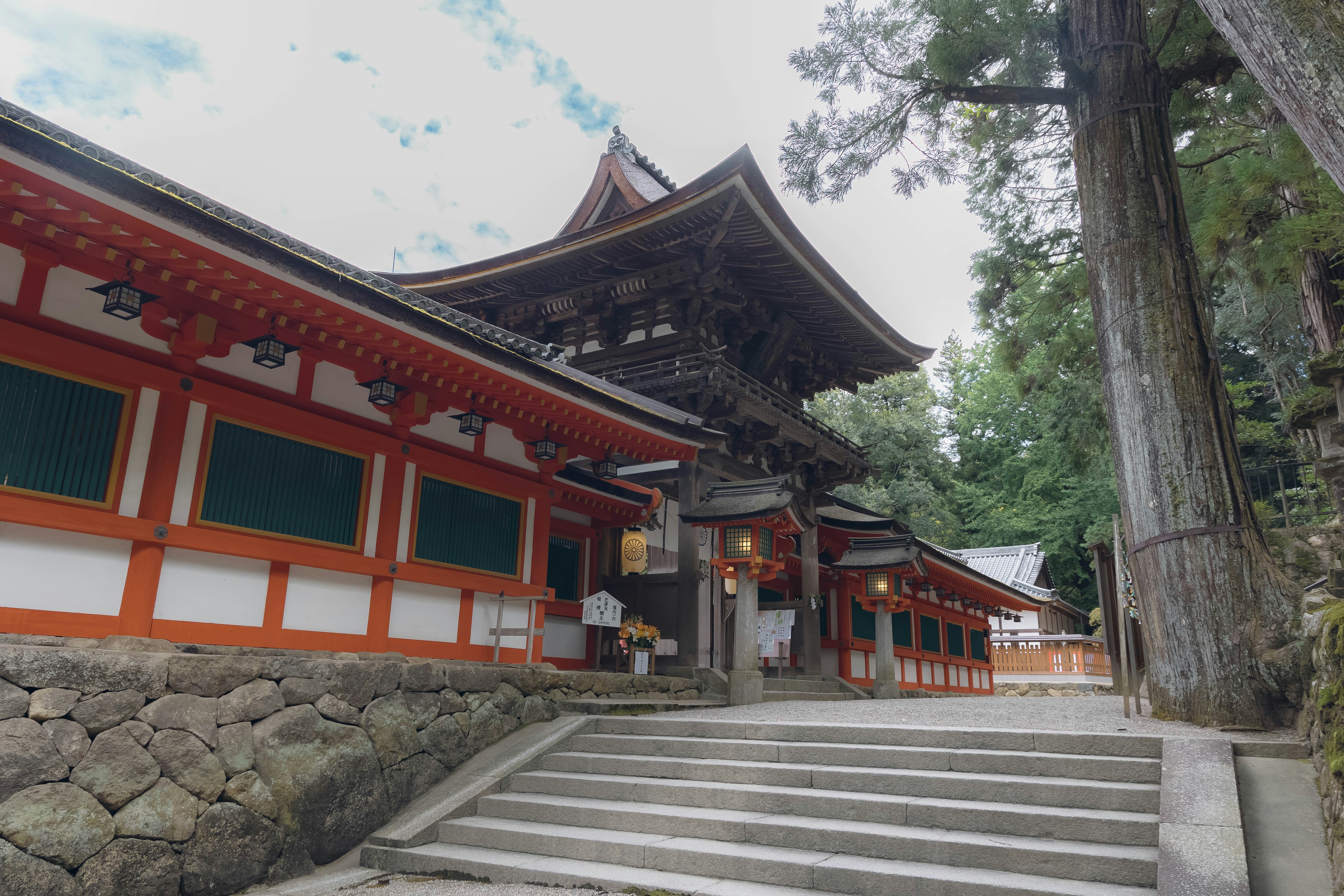 石上神宮の参道に並ぶ社殿と鳥居のある景観