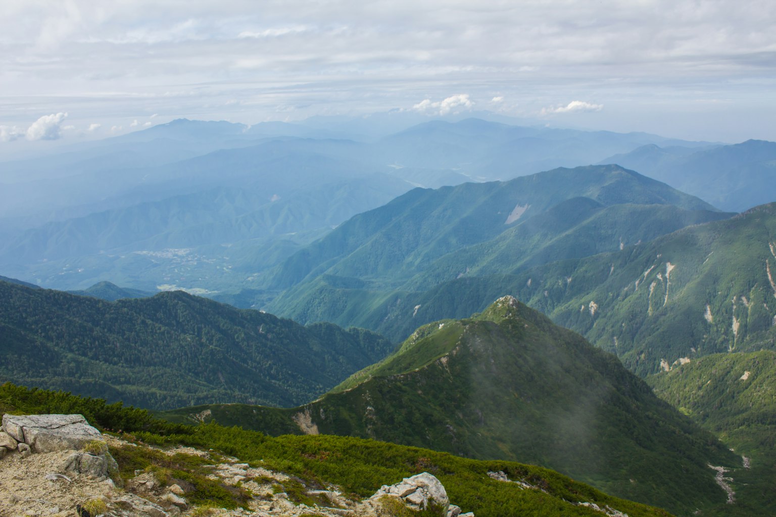 多云天空下的绿色山脉风景