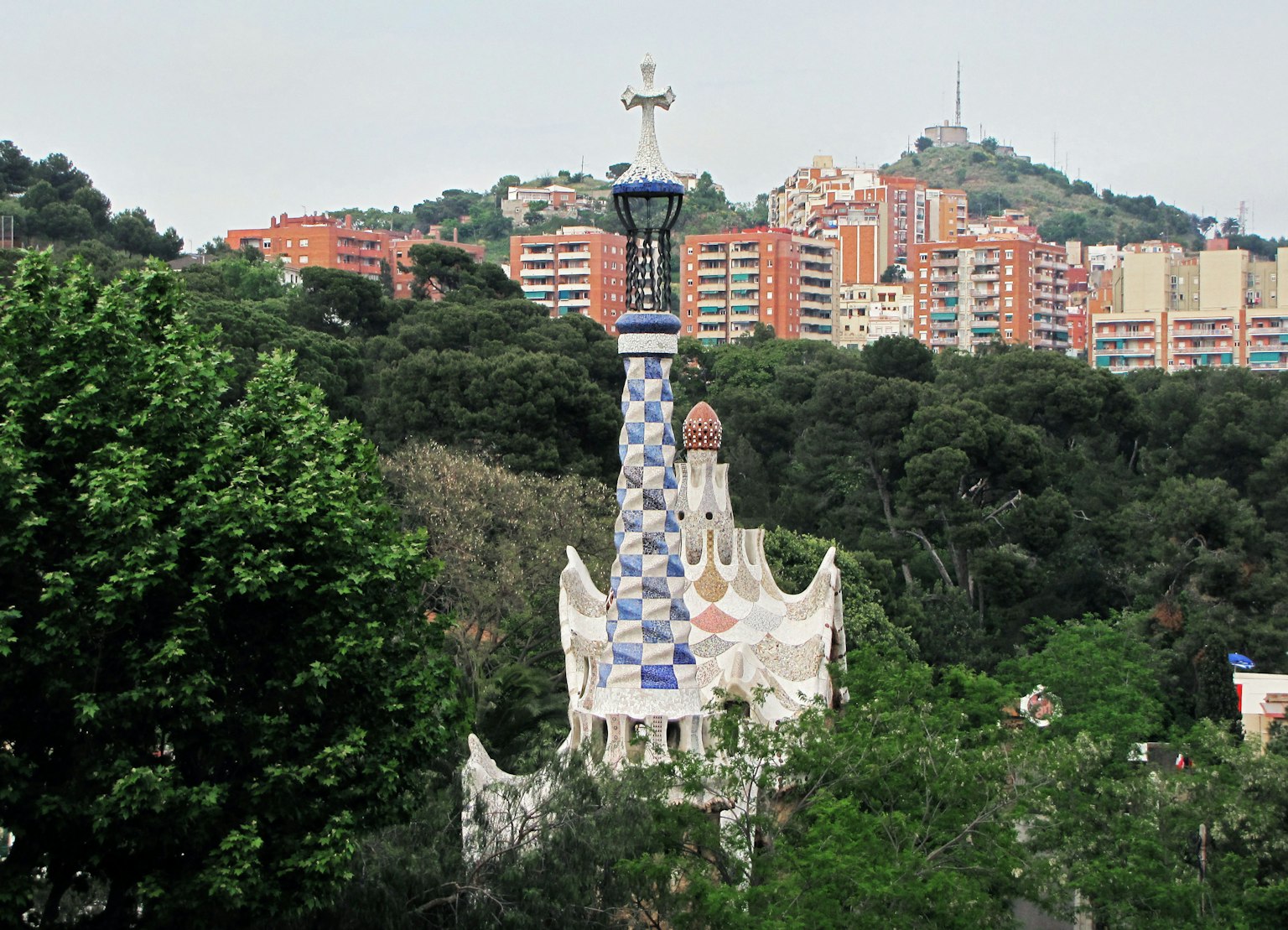 Arquitectura única de Casa Milà en el Parque Güell con azulejos coloridos