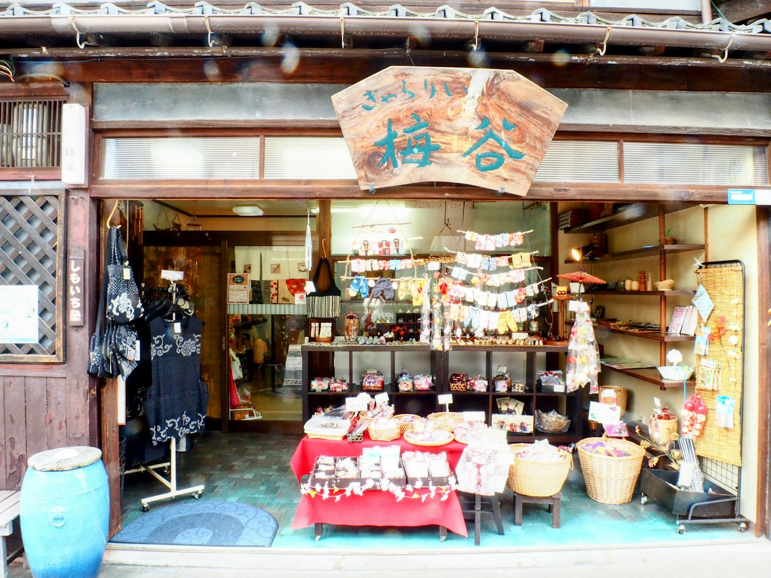 传统日本商店外观，木制招牌和陈列的商品