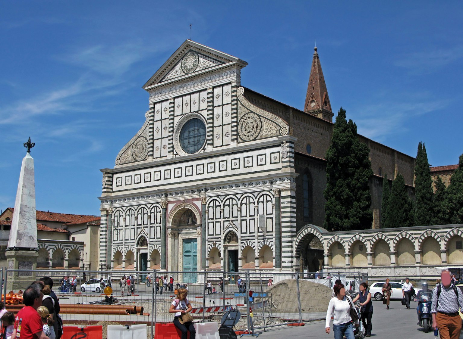 Fasad Gereja Santa Maria Novella di Florence dengan langit biru cerah