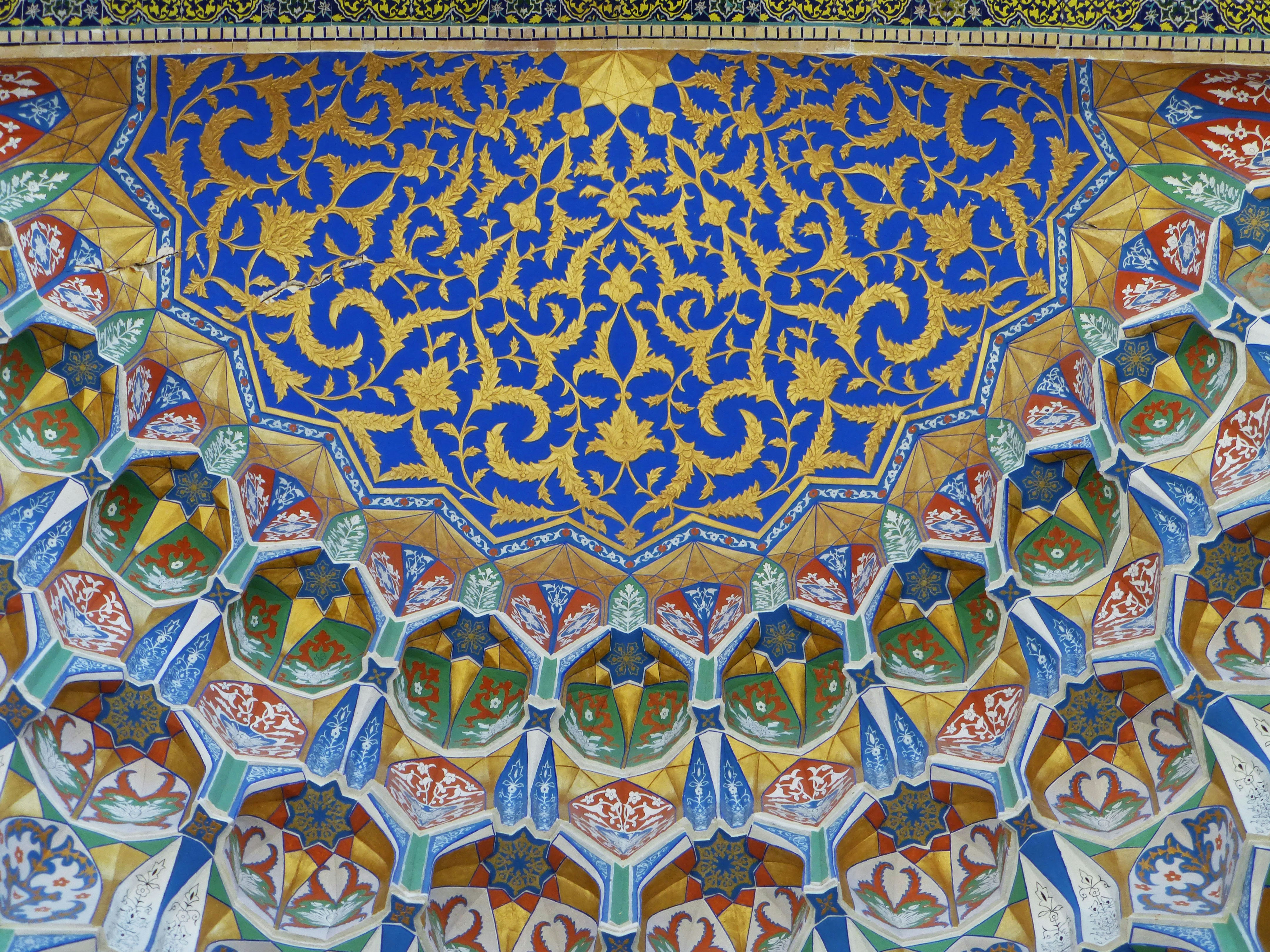mur de mosaïque géométrique bleu et or