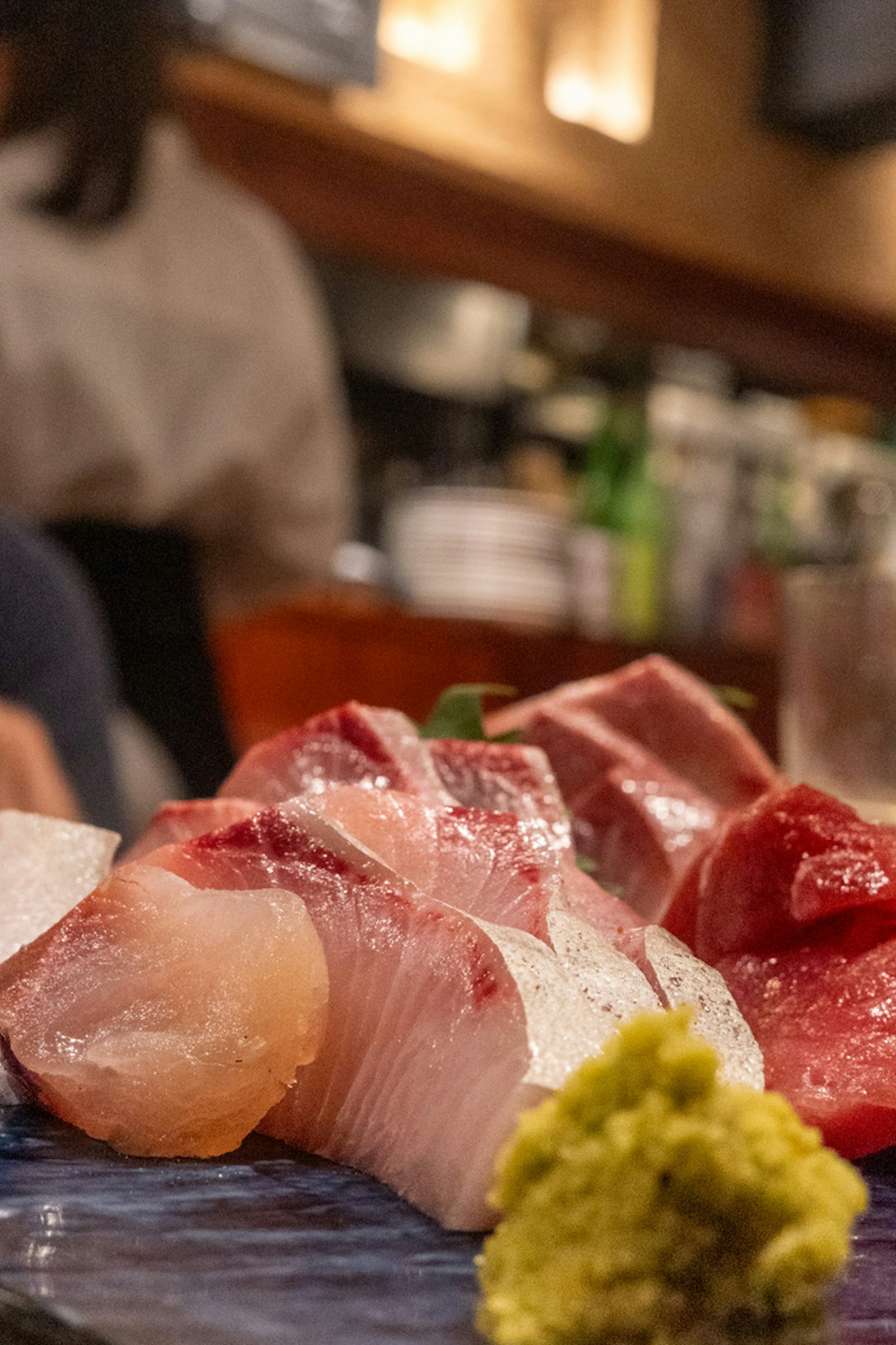 Món sashimi tươi ngon với wasabi trên đĩa xanh
