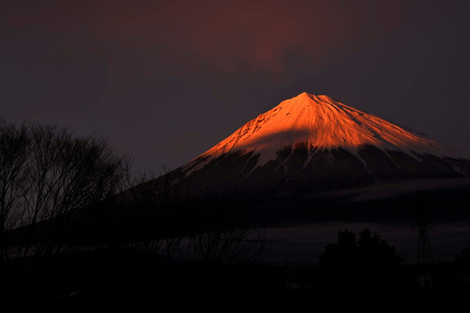 Der Fuji-Berg, beleuchtet von Sonnenuntergangslicht, das auf den Schnee reflektiert