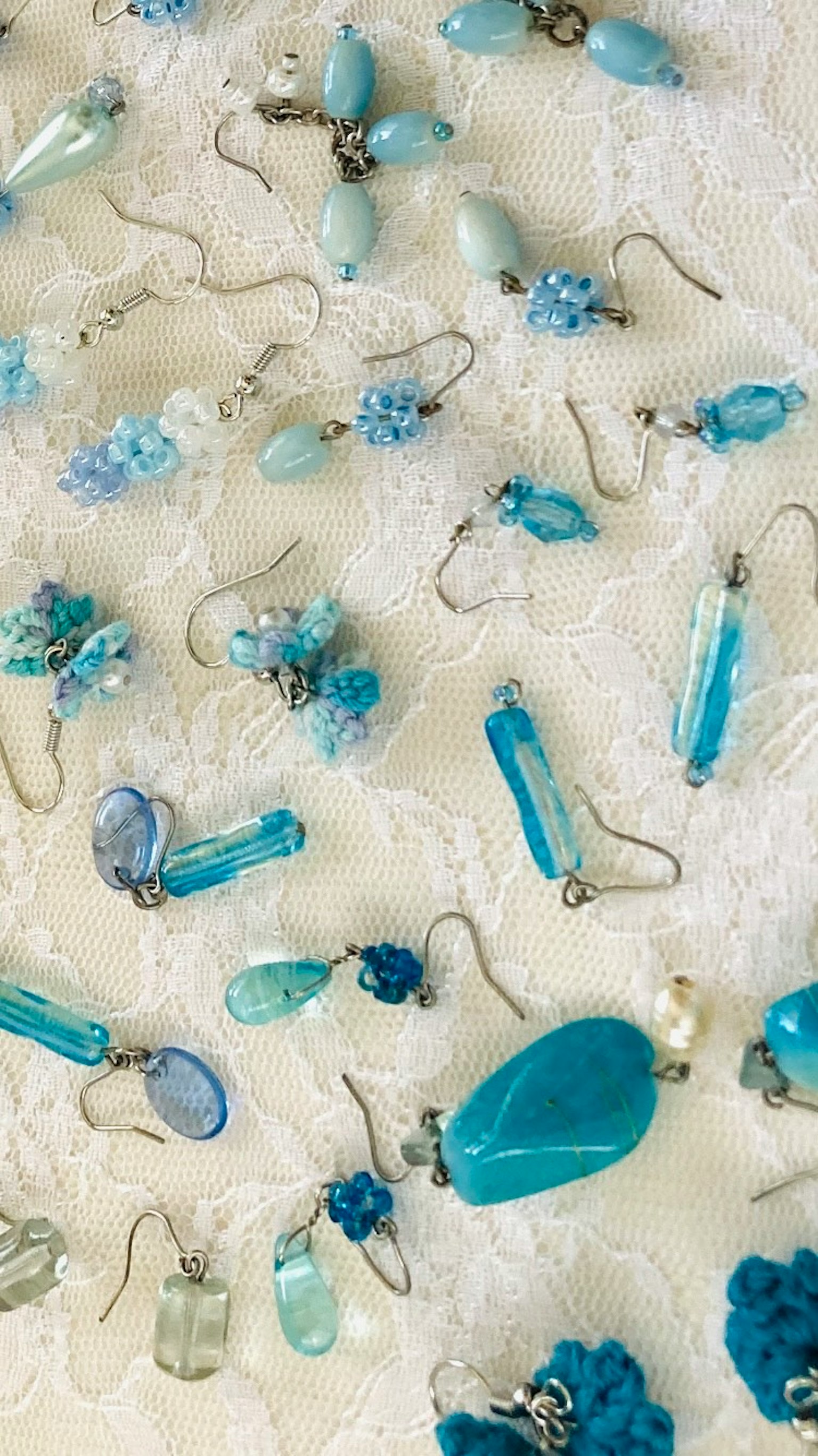 Eine Vielzahl von blauen Ohrringen auf Spitze ausgestellt