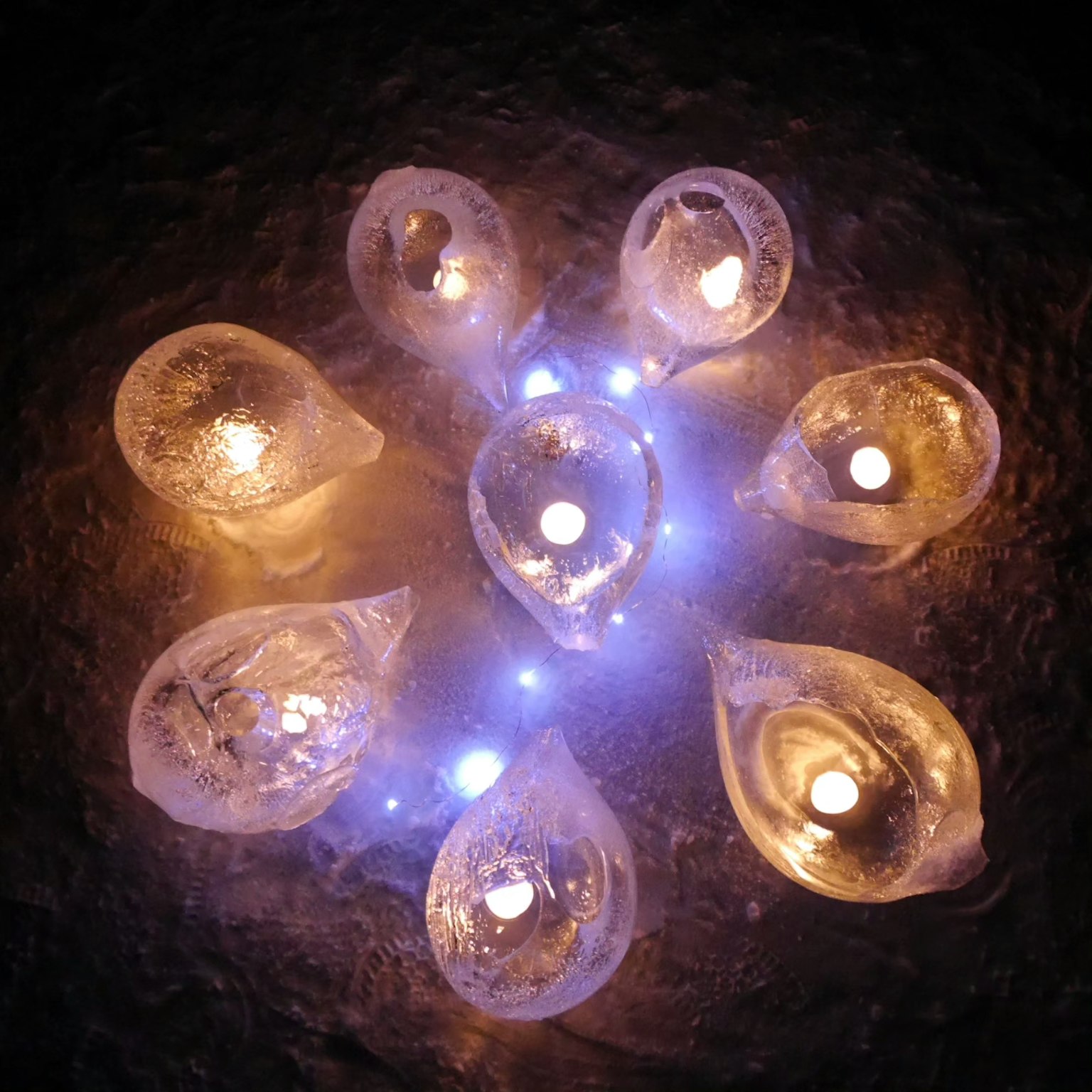 Bougies en forme de goutte d'eau illuminées disposées en cercle