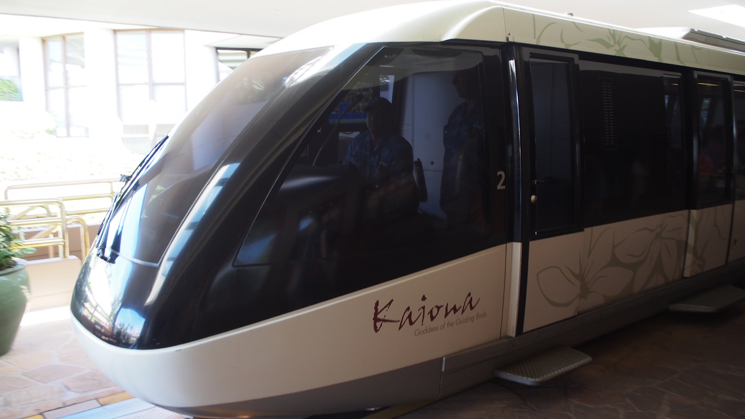 一輛色彩豐富的單軌列車在室內展示