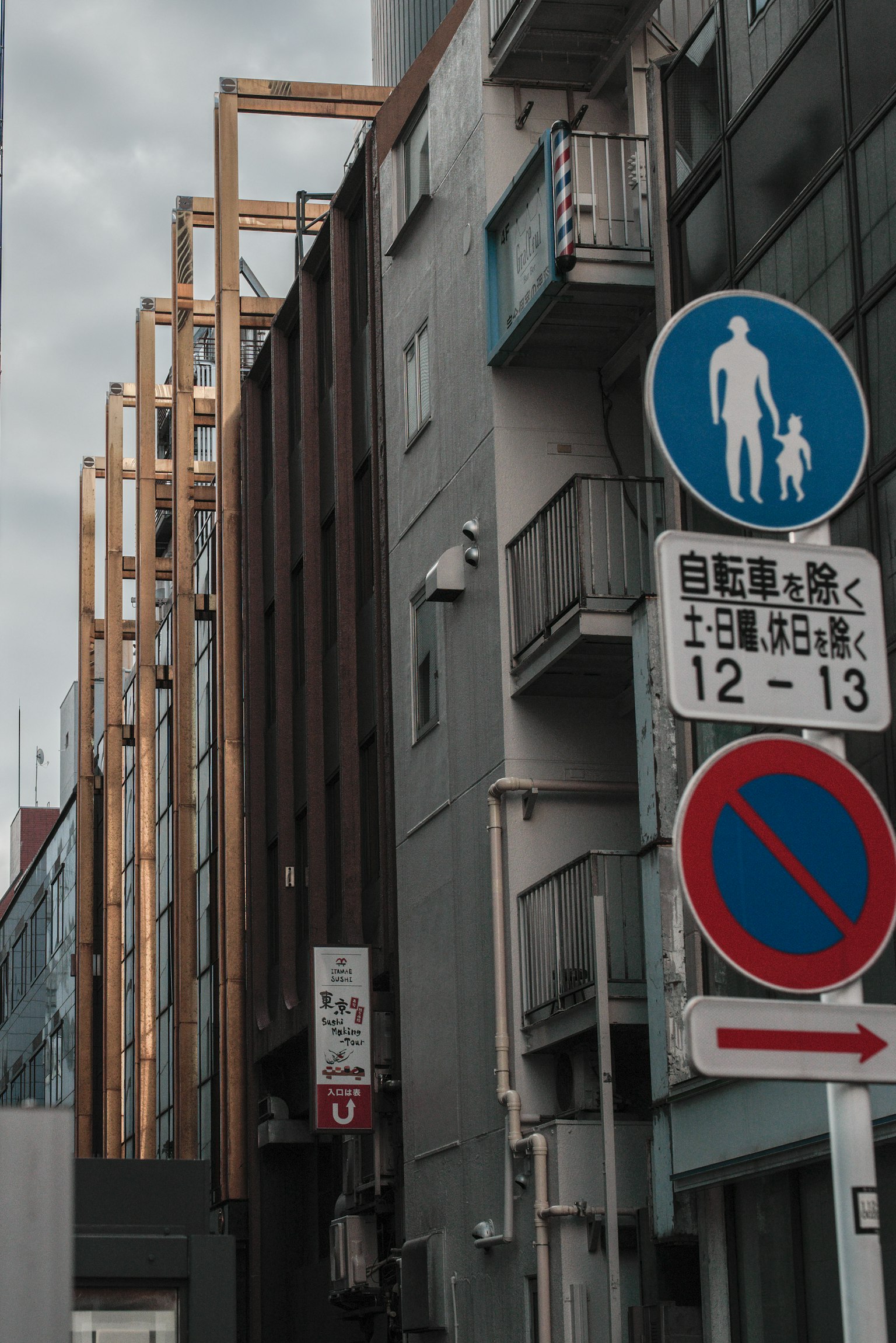 Städtische Szene mit einer Holzstruktur und Verkehrsschildern