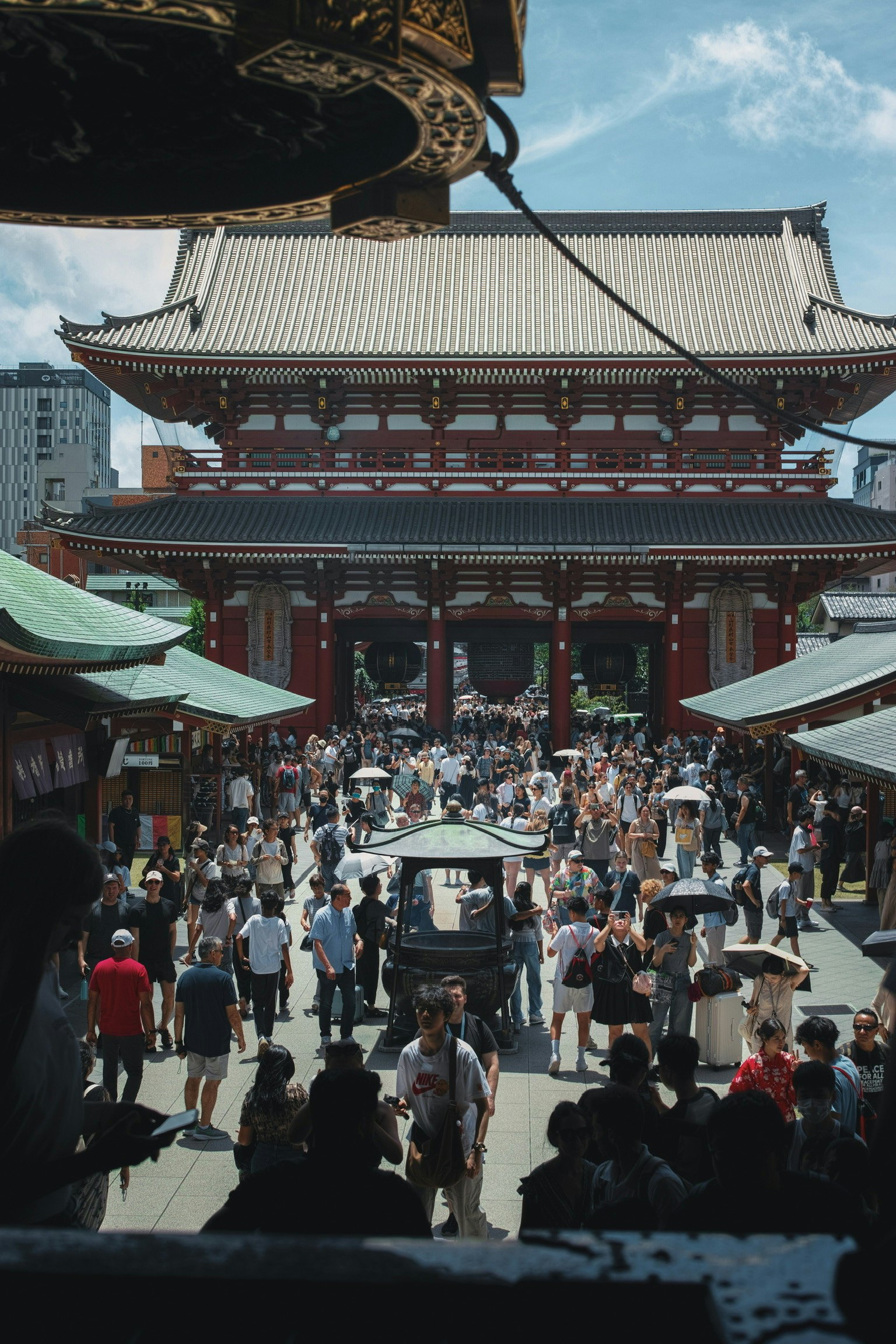 Menschenmenge von Touristen vor dem Senso-ji-Tempel mit traditioneller Architektur