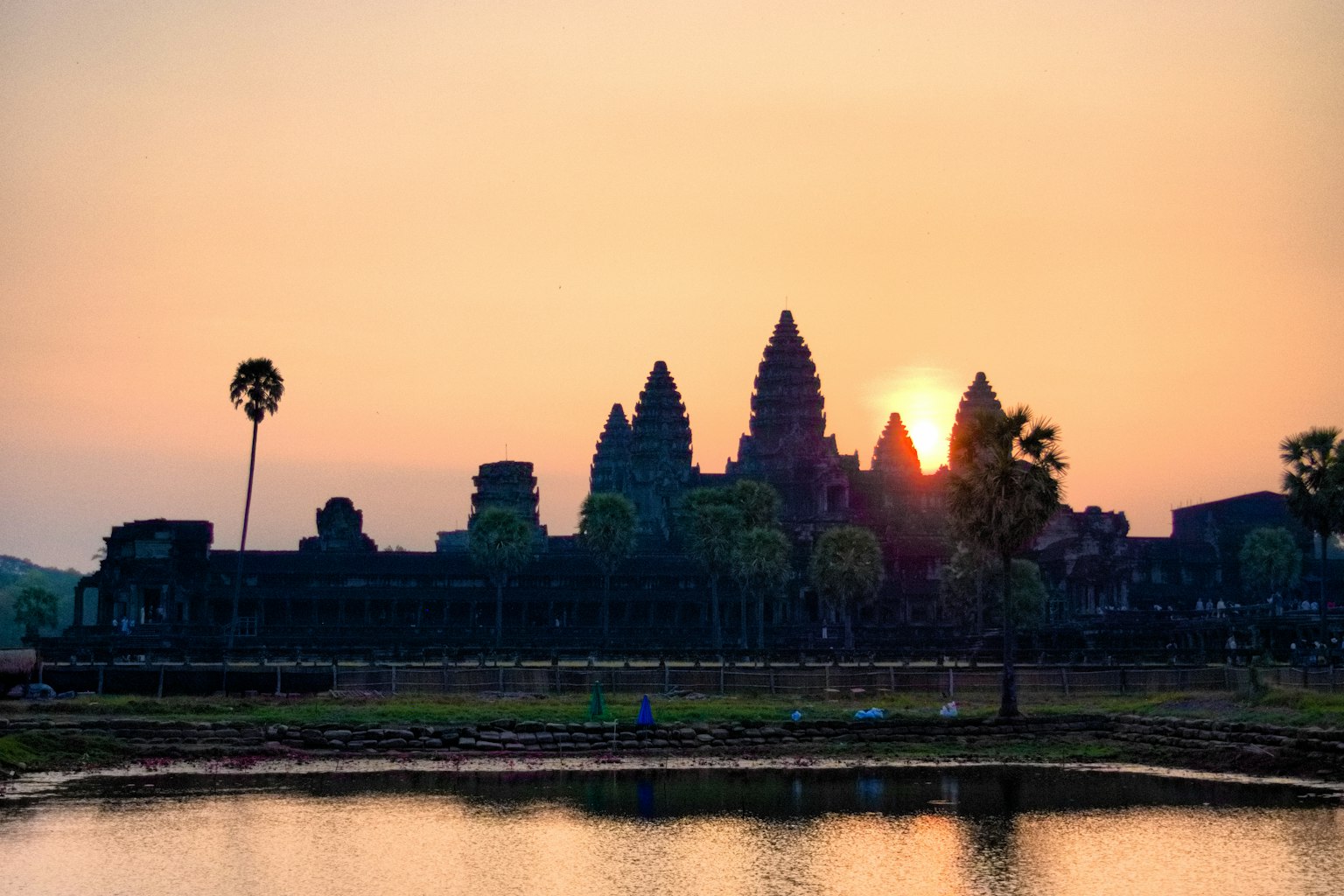 Silhouette di Angkor Wat contro uno splendido tramonto