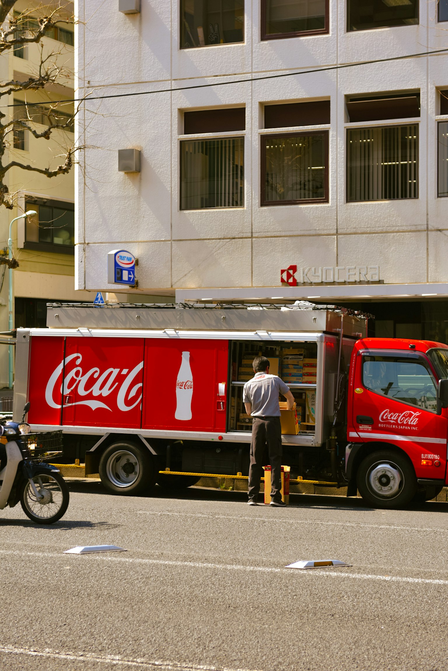 Truk Coca-Cola sedang membongkar barang di jalan kota
