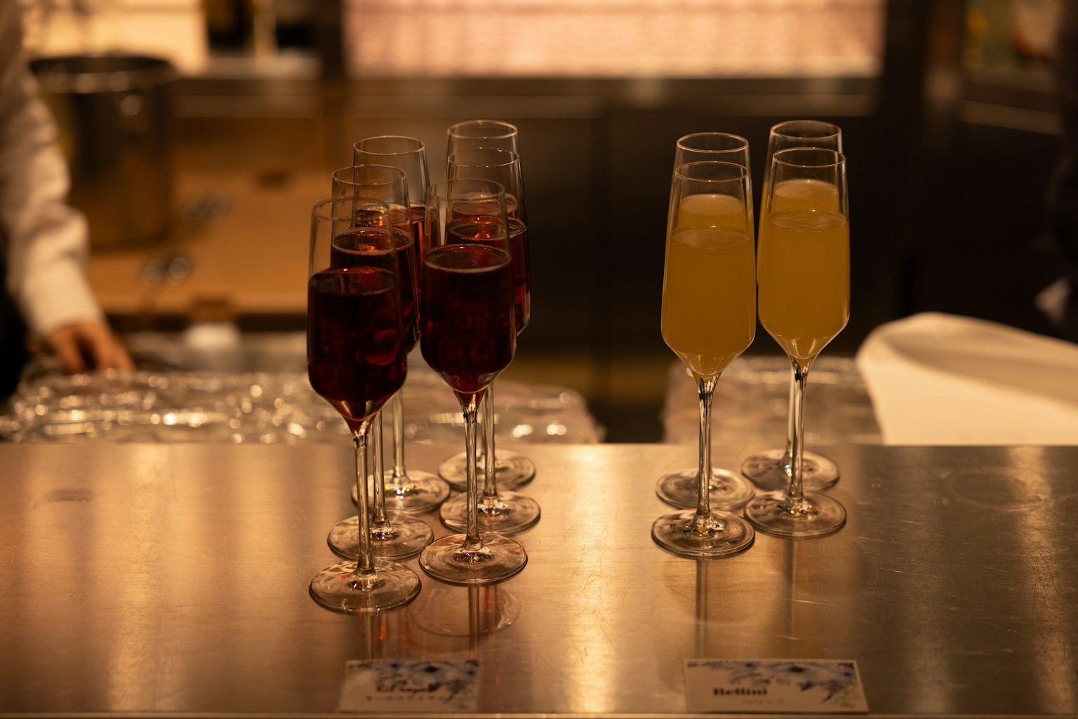 Un comptoir de bar avec des verres de vin rouge et des cocktails à base de jus d'orange