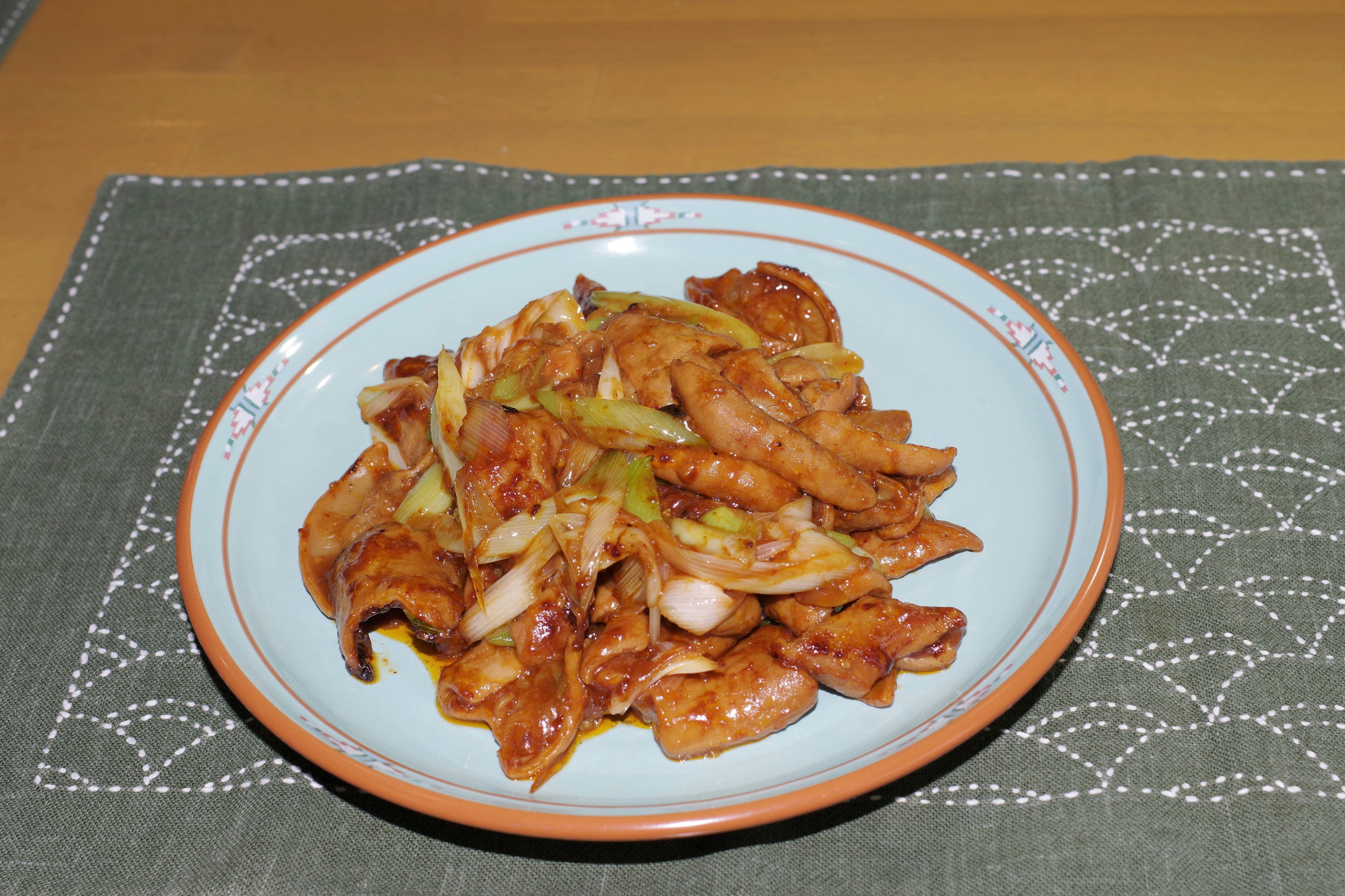 kimchi e maiale saltato in padella serviti in un piatto