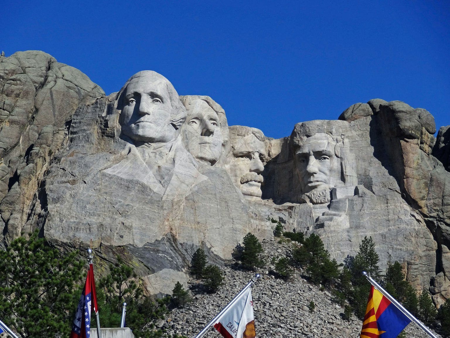 Núi Rushmore với bốn khuôn mặt tổng thống Mỹ được chạm khắc dưới bầu trời xanh trong