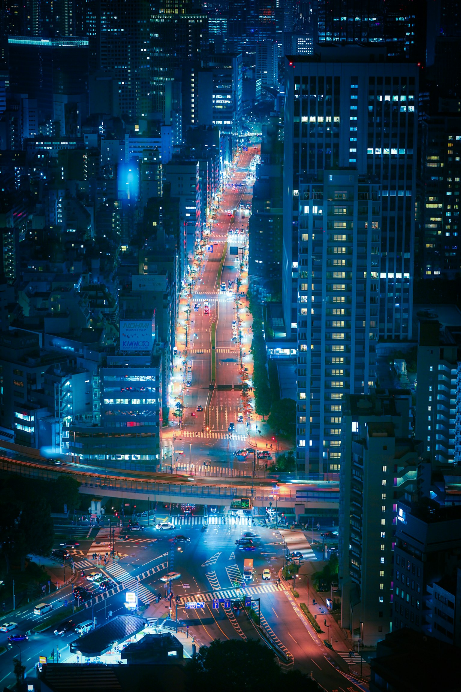 夜の都市景観 高層ビルと明るい道路の交差点