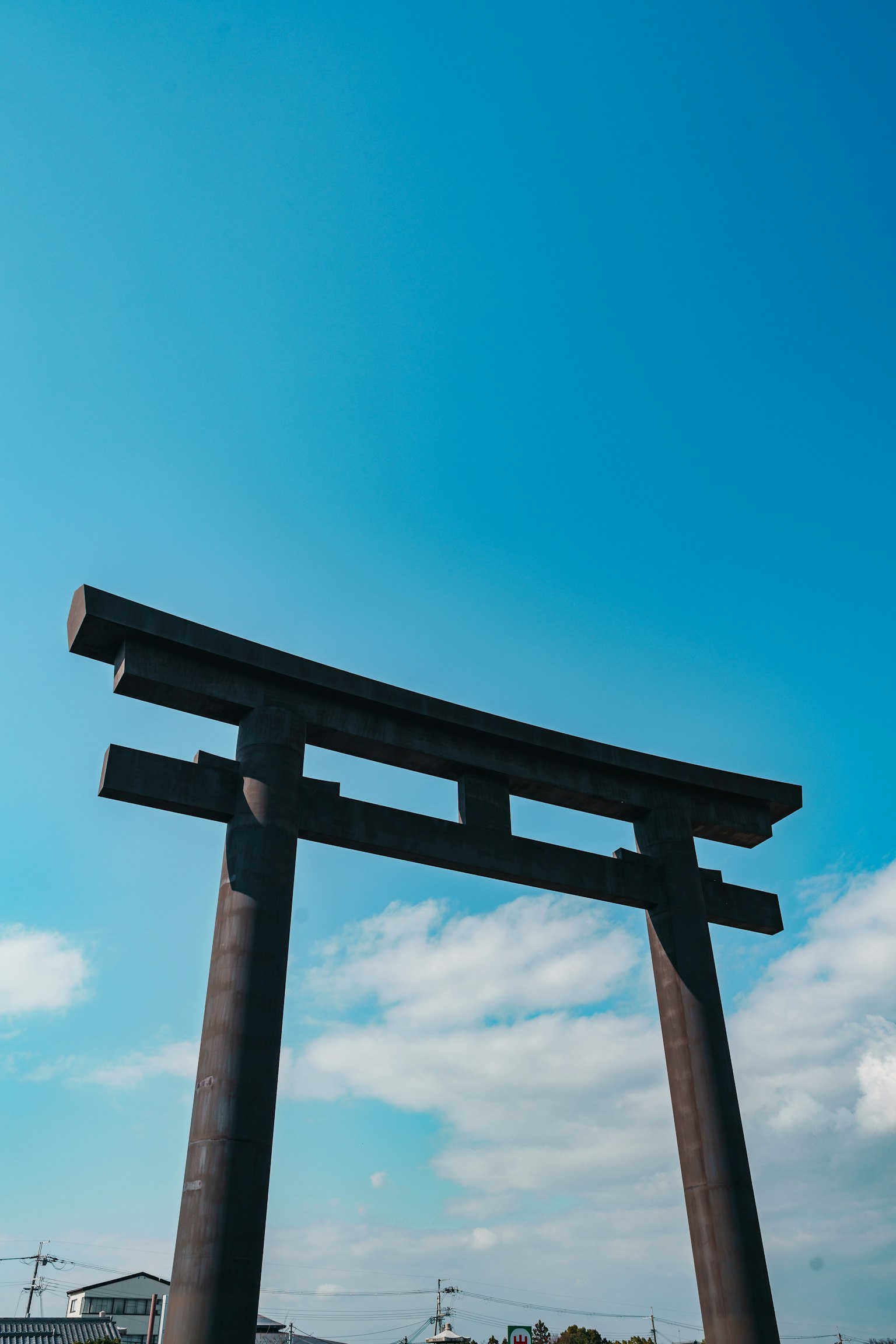 Silueta de un torii contra un cielo azul