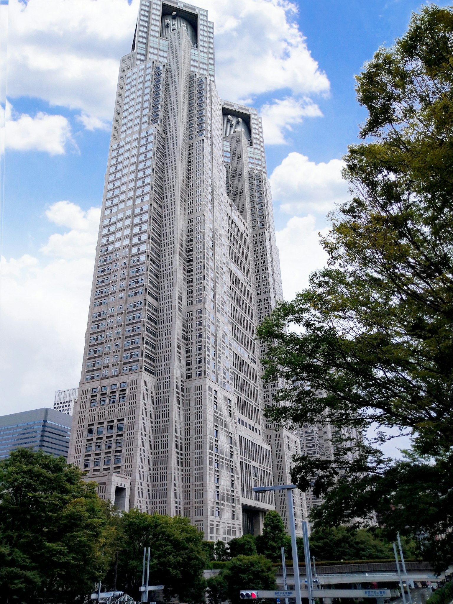 อาคารรัฐบาลนครโตเกียวสูงตระหง่านอยู่ใต้ท้องฟ้าสีฟ้า