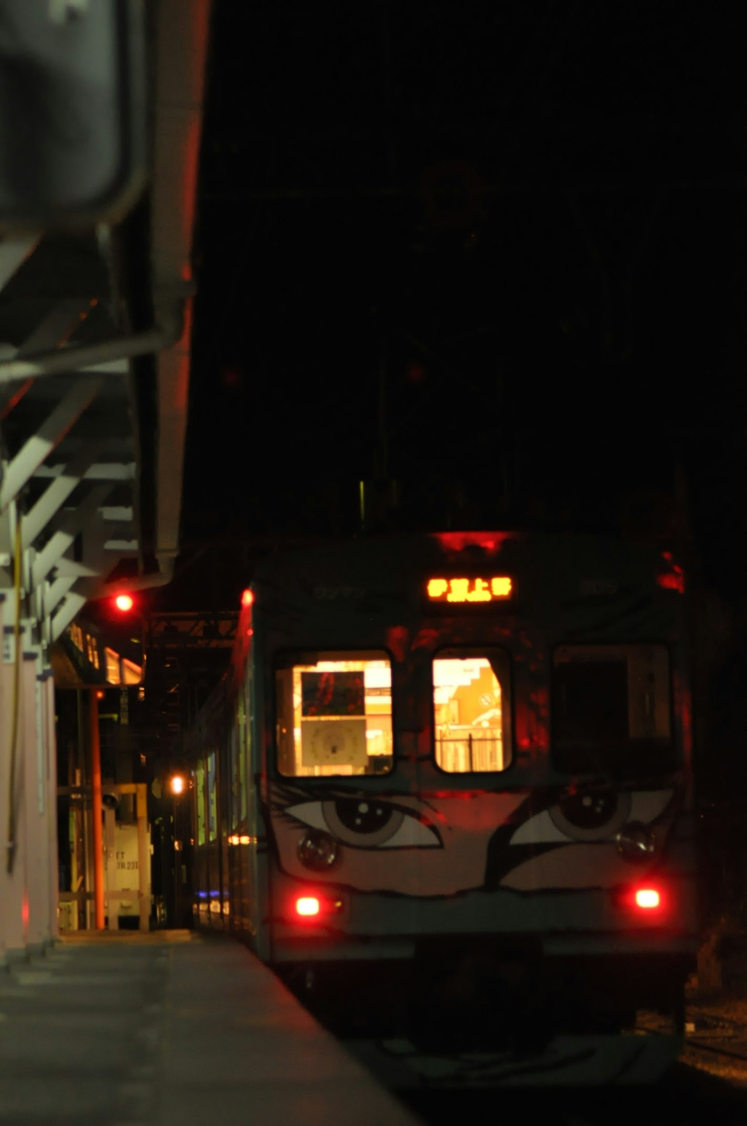 夜間車站的紅燈列車
