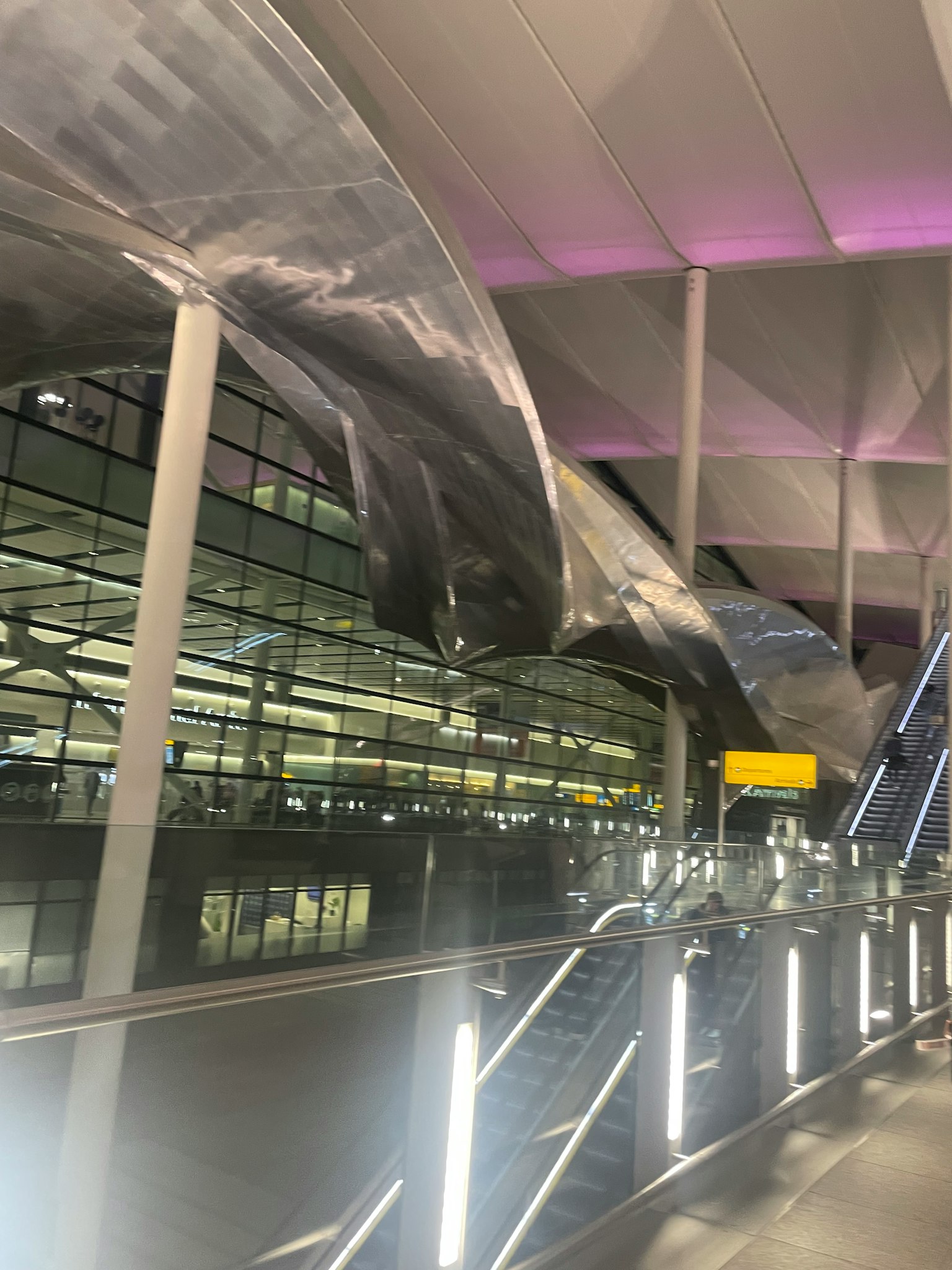 독특한 건축물과 조명을 보여주는 현대 공항 내부