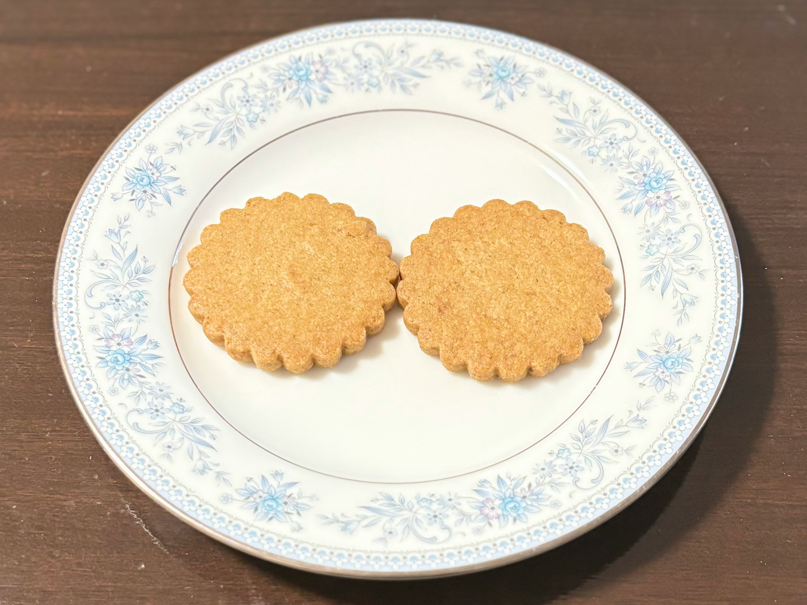 galletas en un plato floral azul