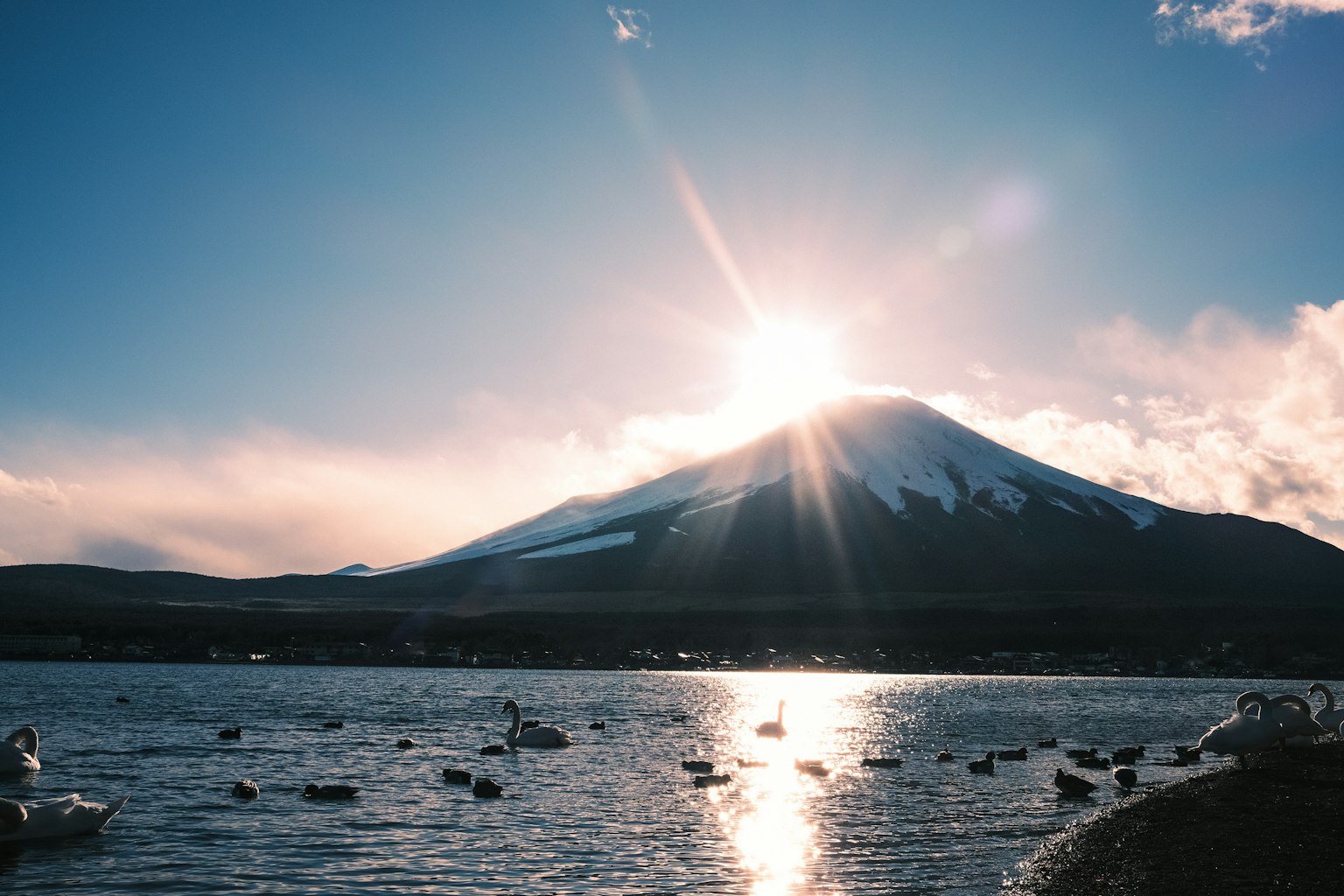 美麗的富士山與湖泊上的日落景觀