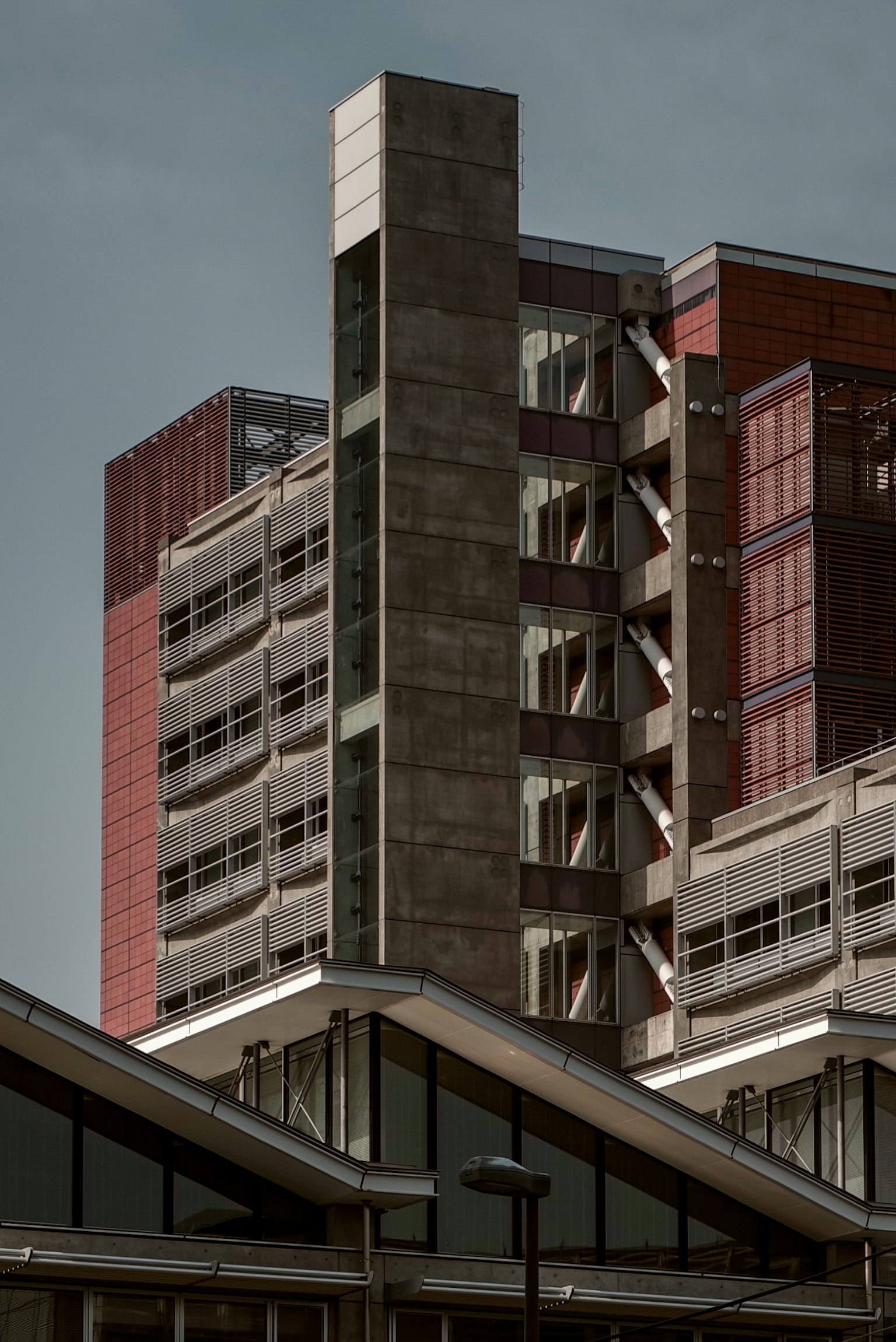 현대 건물 외관이 대조적인 재료와 건축 디자인을 보여줍니다