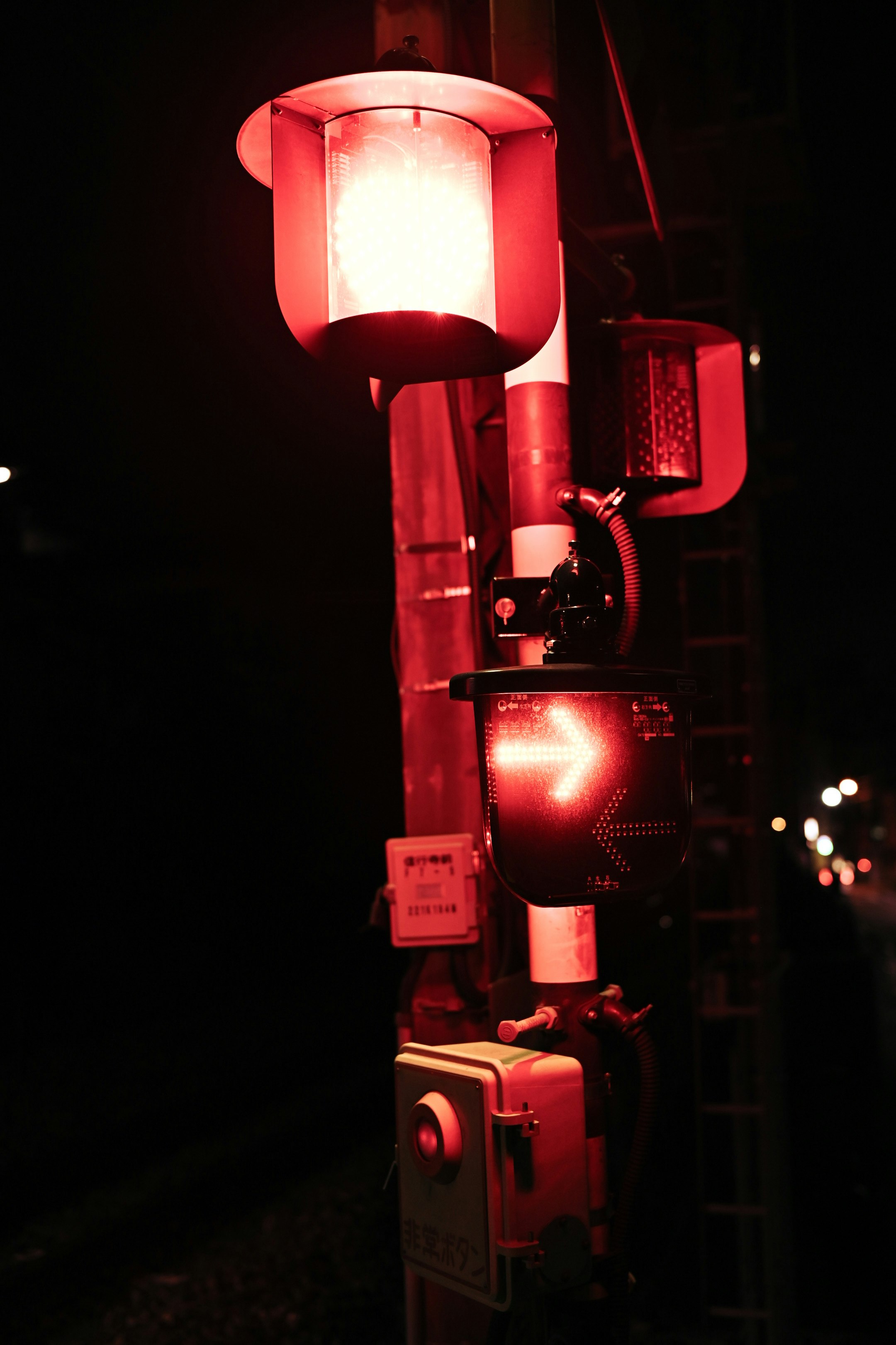 昏暗夜景中成排的紅色燈具狀工業設備