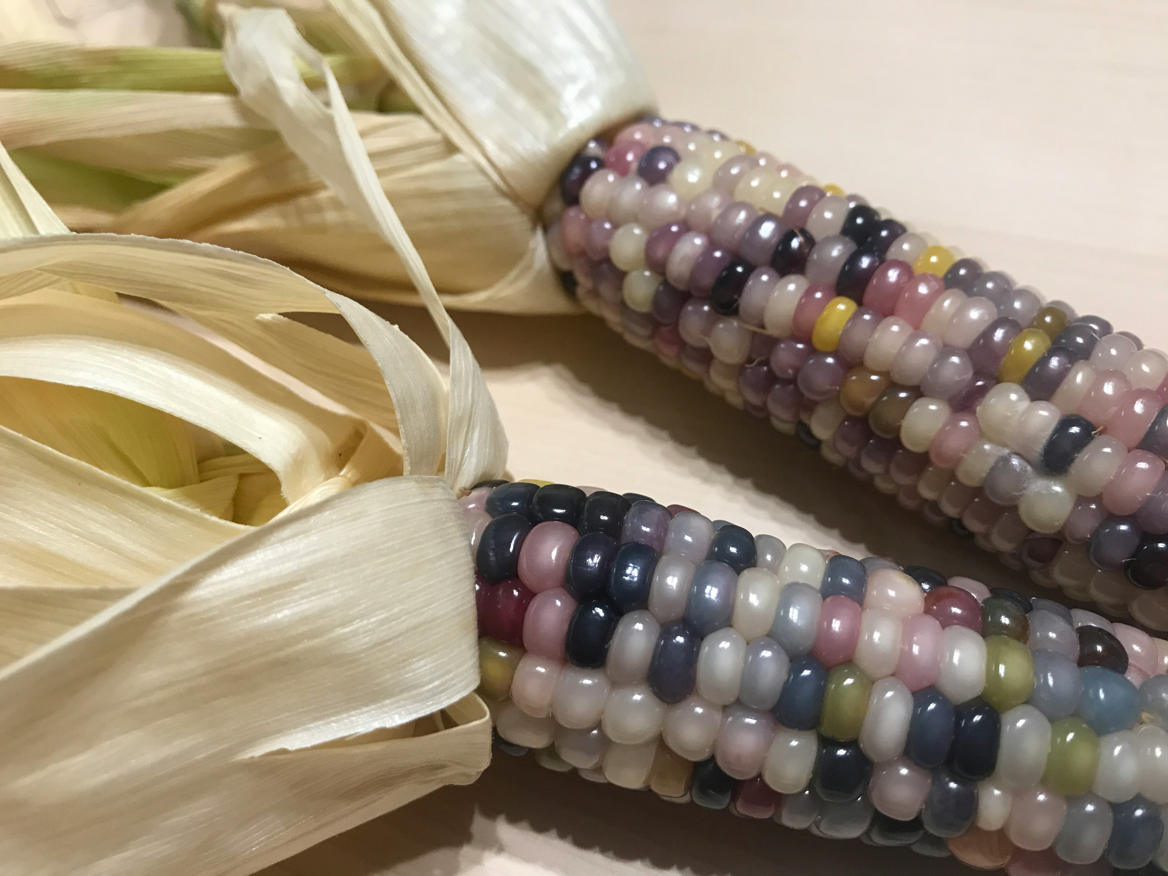 リボンで結んだビーズのコーン状アクセサリー